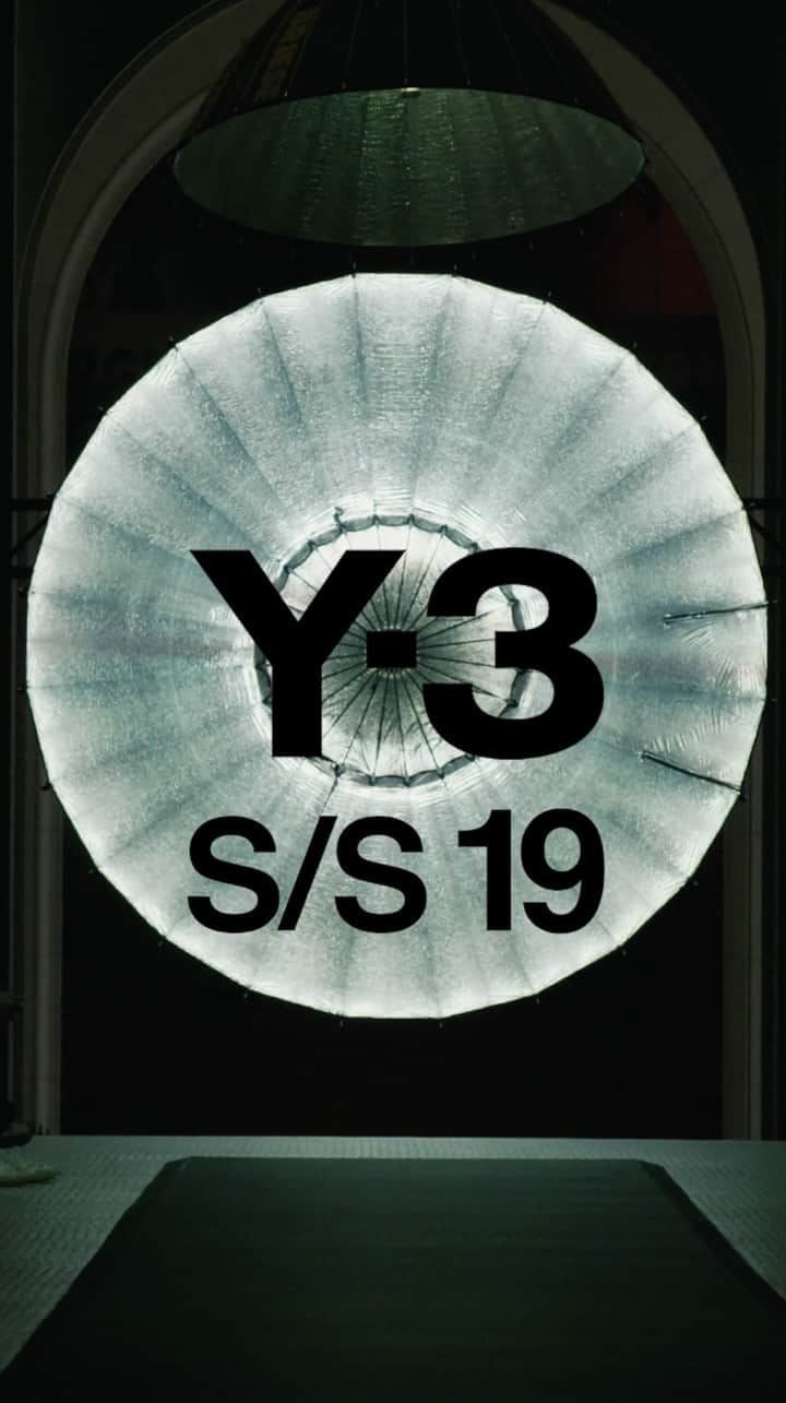 ワイスリーのインスタグラム：「Y-3 Spring/Summer 2019 is born from Yohji Yamamoto’s obsession with “air between the body” and adidas’ devotion to movement by engineering apparel and footwear for the human form.  The collection pushes the limits of innovation, technology, and functionality to create light-as-air garments inspired by parachuting and sailing while guided by Yamamoto’s signature aesthetic of billowing volume and controlled proportion.」