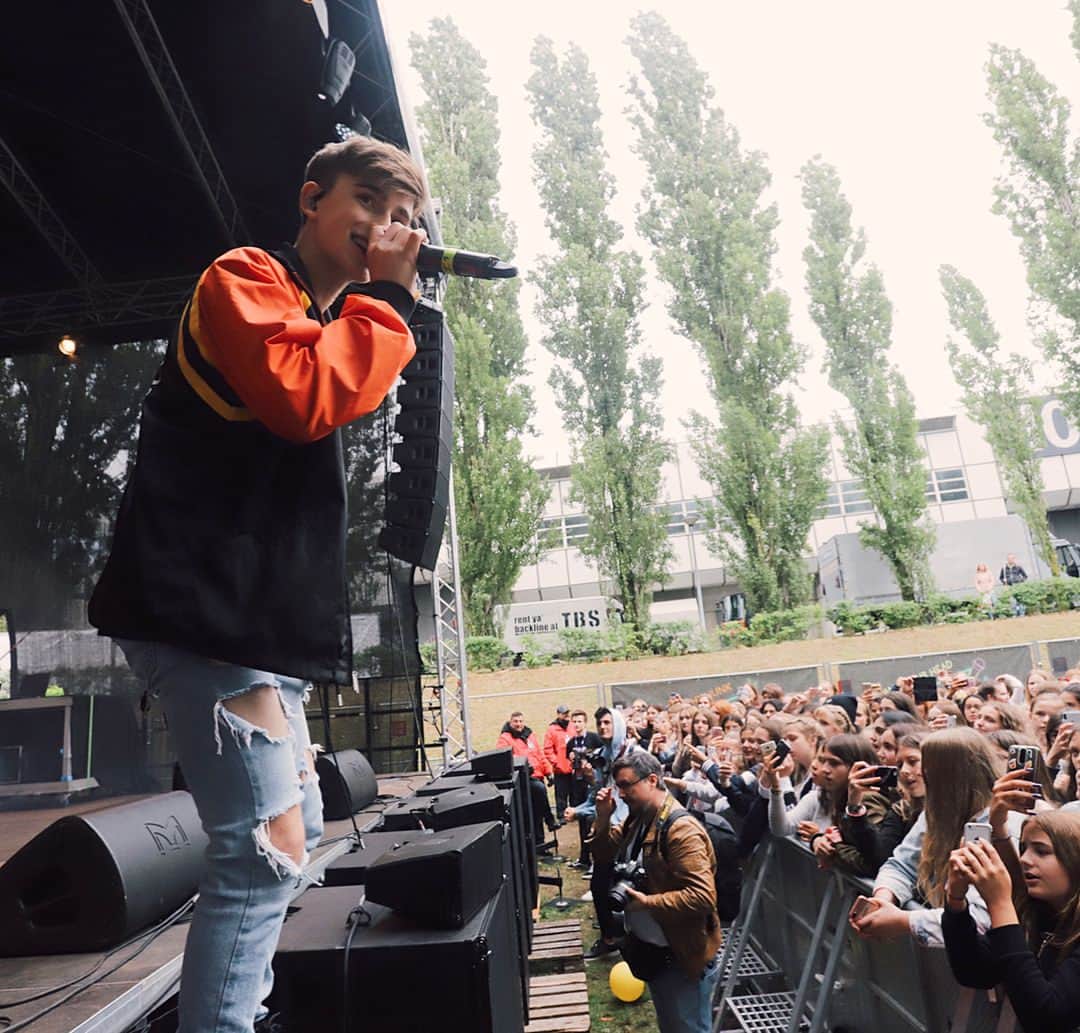 ジョニー・オーランドのインスタグラム：「thank you berlin 🇩🇪⚡️ very excited for the rest of the summer shows in Europe! Who’s coming? tickets at JohnnyOrlandoMusic.com」