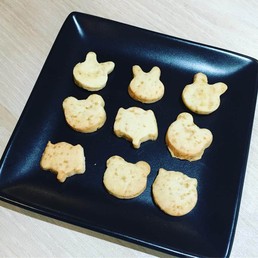 虎谷温子さんのインスタグラム写真 - (虎谷温子Instagram)「厚さもバラバラだけど…甜菜糖のポツポツが目立つけど…みんなで作った型抜きクッキーは素朴な味わいでくせになります😋 #回を重ねるごとに #手慣れてくる #子供たち」6月26日 9時49分 - atsukotoraya.ytv