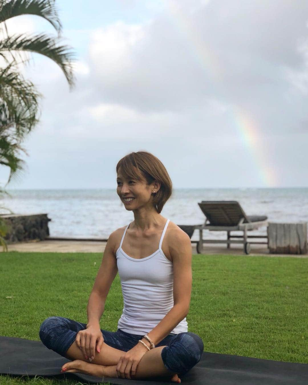 花田美恵子さんのインスタグラム写真 - (花田美恵子Instagram)「#hawaii #yoga #privateyoga #yogabythesea #rainbow #smile #aloha #namaste  #ハワイ #ヨガ #プライベートレッスン #レインボー #アロハ  最近、虹を見ながらヨガができて本当に幸せ🌈」6月26日 6時03分 - hawaiimieko