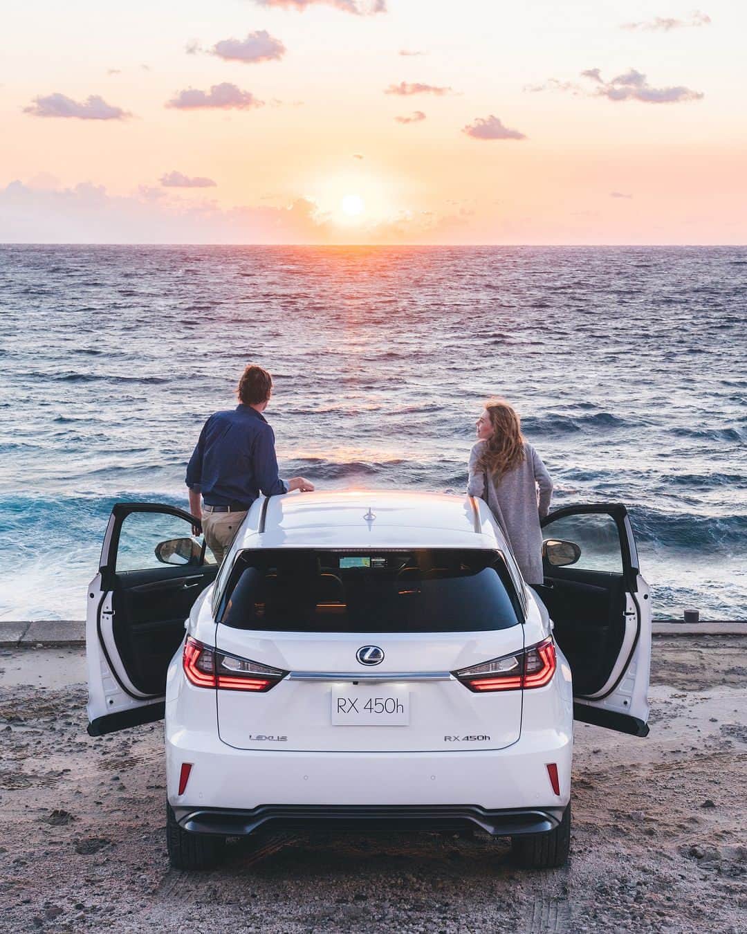 のインスタグラム：「【Away from the city】 息をのむ美しさ。その一瞬を堪能する。 . #レクサス #レクサスRX #Lexus #LexusRX #SUV #Lexusjapan #Lexusjp #ExperienceAmazing #car #drive #driving #carphotography #instacar #carstagram」