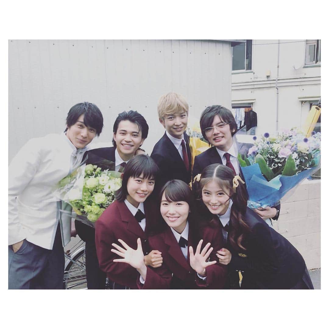 杉咲花のインスタグラム：「本日２２時からＴＢＳにて 「花のち晴れ」第１１話。 ついに最終話の放送です。 これを書けるのも、今日で最後なんだ。 そう思うと、終わりたくなくて 文字を打つ手が止まってしまうけれど 今日は大事なあのお方のお話を。  晴を演じられた、平野さん。 天然で みんなに愛されて、とっても優しいところが 晴にぴったりの彼。疲れている時、 彼がいてくださるだけでみんな笑顔になりました。 自分は役者さんじゃないからずっと怖かった、 と彼は言っていたけれど、 誰もそんな風に彼を見たことなんてなかったし むしろ真逆で、どこまでも可能性を秘めていて どんどん魅力が開花していく晴のお芝居に 私は恐ろしくなって、目が離せなくて、 負けていられないと、沢山刺激をもらっていました。 大事なデビューも重なって、 みんなでお祝いができて、私たちにとっても、 忘れられない思い出になりました。 彼が晴だったから、 私も最後まで音さんでいられました。 心から、今まで本当にありがとう。  さてさてさて わたしもまだ完成を観られていないけれど みんなの魅力が爆発した回になっていると 確信しています。  みなさま。 花晴れは今夜で終わります。 泣いても笑っても、これが最後。 どうか、 一生懸命前に進んでいく音やみんなの姿を 最後まで見守ってあげてください。 お願いです。 今夜も２２時より放送。 みてくださいね。  はな  #花のち晴れ #花晴れ」