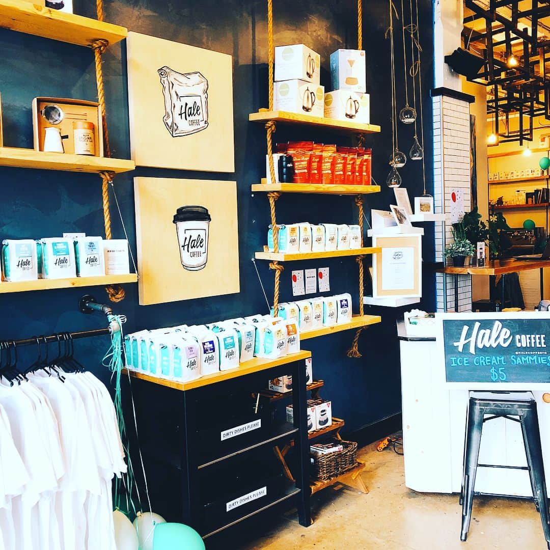 菊池仁香のインスタグラム：「コーヒーが美味しすぎてカフェがおしゃれすぎて感動するin Canada🇨🇦 カフェ巡りはかどる〜☕️ #coffee #cafe #canada #toronto #flatwhite #カフェ巡り #コーヒー」