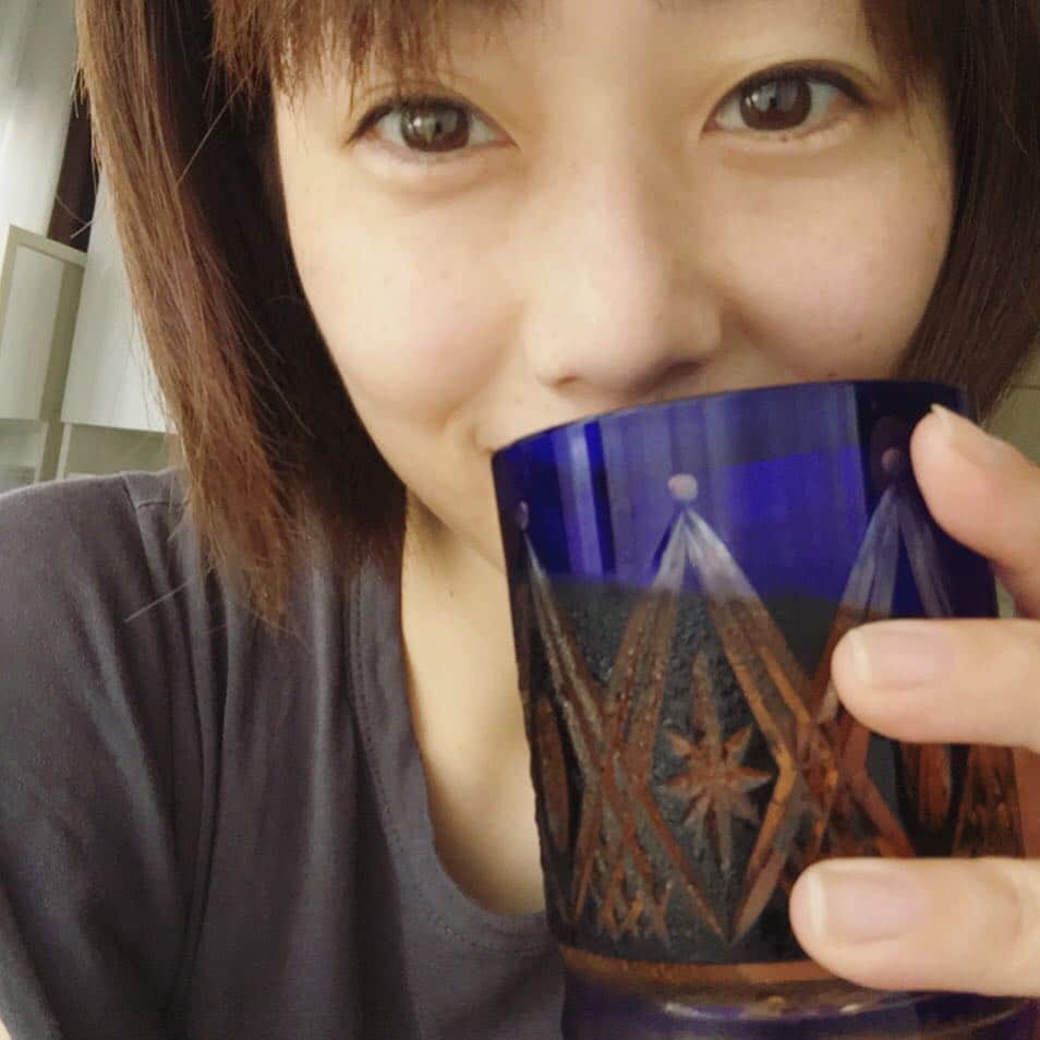 井上和香さんのインスタグラム写真 - (井上和香Instagram)「今日の朝は麦茶。 我が家は年中麦茶を作ってます！ 特に夏は、たくさん飲むからすぐ作らないと！ 娘もグビグビ飲んでます😄 . #朝の一杯 #麦茶 #氷を入れて冷たく飲むと最高 #熱中症には気をつけてね」6月26日 11時06分 - inoue_waka