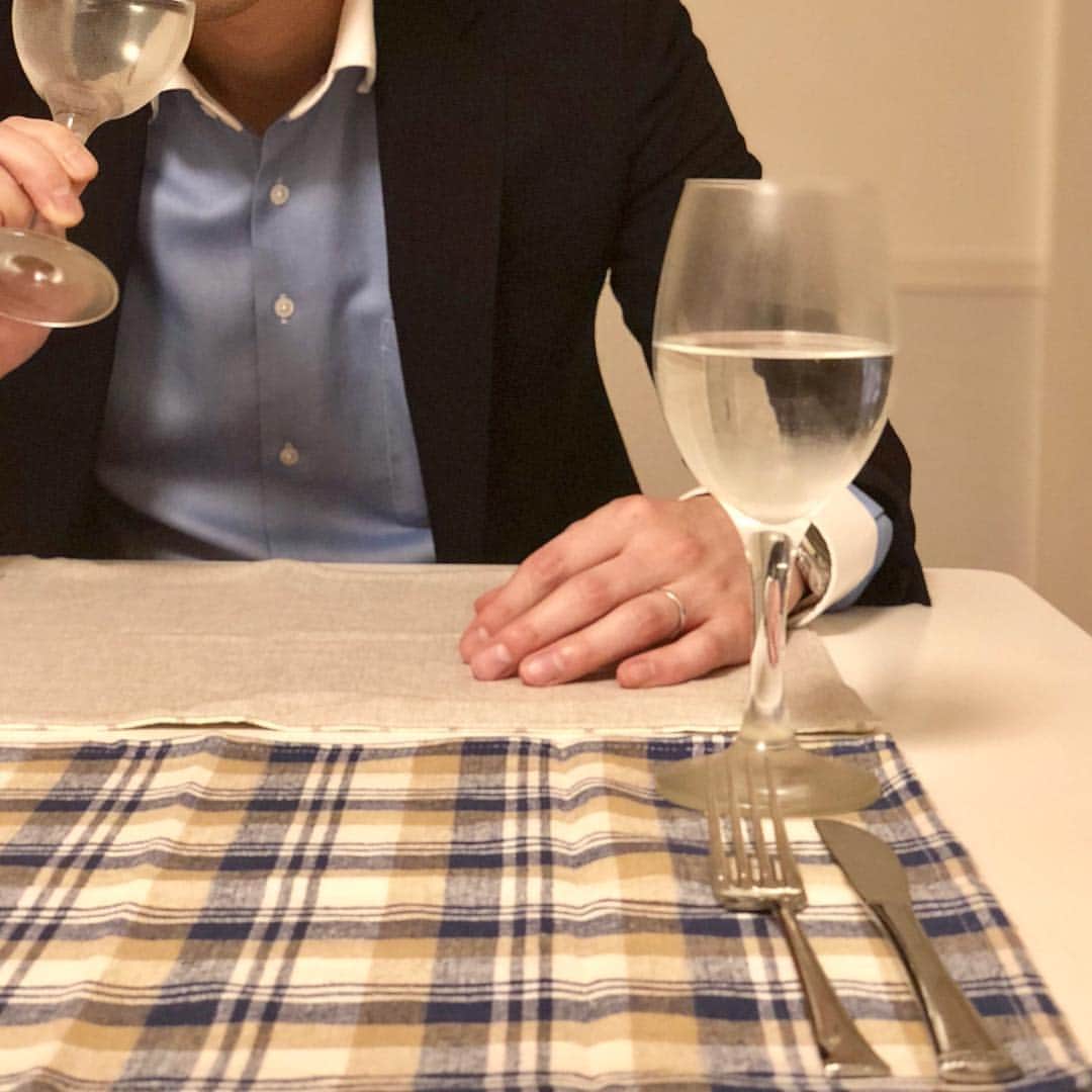 旦那マネジメントのインスタグラム：「. 週末は旦那とゆっくりと家で飲む時間がありました💕 普段は忙しくこんな時間滅多にないのですが、お互い時間ができたのでたまにはと✨ . 仕事の話をしたり、両親の話したり、将来の話したり、日常の会話を楽しみました💖 . 夫婦にとって水入らずで話が出来る時間はとっても大切です(^ ^) これからも増やしていきたいと思います♪ . ✨✨5/28~6/30 フォローキャンペーン開催中✨✨ . 期間中に　@danna_maagement　を フォローいただいた方の中から、10名様へ、 【スカルプ】シャンプー＆コンディショナー＋ 【スカルプDボーテ】シャンプー＋コンディショナー　 計4本　￥15,600円相当を抽選でプレゼント🎁 . 詳しくはプロフィールよりHPをご覧ください💁‍♀️ . #旦那マネジメント #夫婦の時間  #スカルプD」