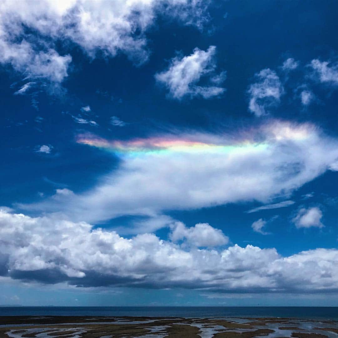 五代了平のインスタグラム：「沖縄の海で、 生まれて初めて「彩雲」  を見ました。  すごく嬉しい。  #彩雲 #沖縄 #虹 #珍しい #iridescentclouds #okinawa  #beautiful #綺麗 #サンセットビーチ」