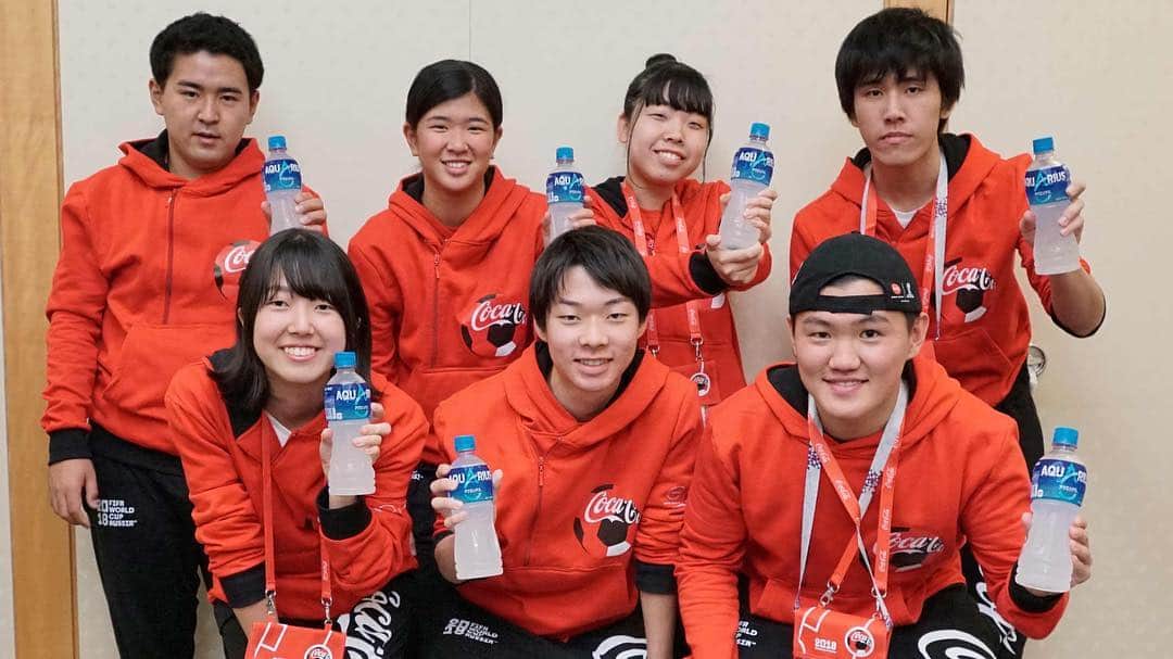 AQUARIUSのインスタグラム：「【 #FIFAワールドカップ 】⠀ フラッグベアラー、コイントスカストディアンの大役を果たして無事帰国！⠀ ⠀ 夢の舞台にたった7人は、⠀ 見たことのない景色を前に⠀ 新たな気持ちが芽生えたみたい。⠀ ⠀ 7人のピッチに立った感想レポートは、⠀ 後日公開予定！⠀ ⠀ #アクエリアスと夢をつかもう」