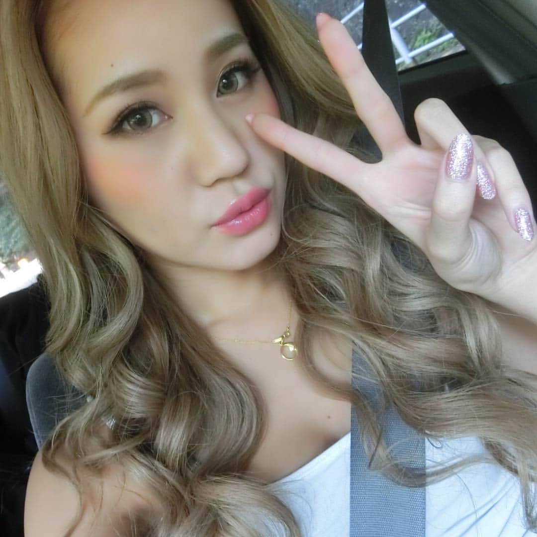 LORYのインスタグラム：「自分好みのカラコン見つけるのって 本当に大変だなん(´；ω；`) でもやっとドツボなカラコンに出会えたかも🤭✨✨✨ 今までで一番いい❣️ 色もフチの感じもサイズもちゅるん感も 全てがベスト！すきーー😍💘💘 #lunanatural の #チャイ  こういう系統が好きな方にはおすすめ🙆🏼‍♀️💕💕💕 #カラコン #ルナナチュラル #looory」