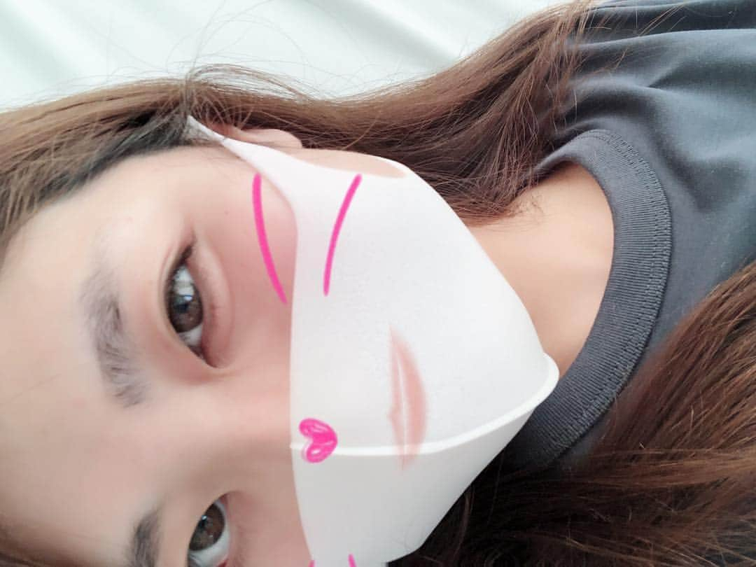 小裏奈美のインスタグラム：「今日はねー 胃が痛いの🤷‍♀️ ずっと寝てる 寝てるからか 時間経つの早い🤭 ----- #小裏奈美 #タレント #モデル #ライブ配信 #生配信 #ライバー #配信者 #個撮モデル #カメラマンさんと繋がりたい  #カメラマンと繋がりたい#カメラマン募集中  #ファインダー越しの私の世界  #ファインダー越しの世界 #ポートレート #ポートレートモデル #大阪 #関西 #自分発信クリエイター #撮影しま専科 #丸顔の救世主 #作品撮りカメラマン募集中 #撮影依頼募集中 #フォローミー #thisisme #memelive #入院中 #入院なう #顔面神経痛 #リハビリ #左の顔面動きません」