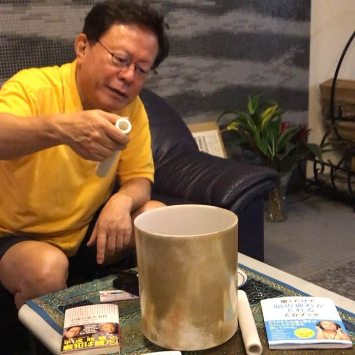 猪瀬直樹のインスタグラム：「8月下旬に、日本文明研究所のシンポ、五感を研ぎ澄ます、で石塚麻実さんのクリスタルボウル、演奏します。平家物語の祇園精舎の鐘の音、あれはクリスタルなのです。  香道志野流の若宗匠・蜂谷宗苾さんが香道の実技指導もしてくれます。  #猪瀬直樹  #日本文明研究所 #石塚麻実 #クリスタルボウル #香道志野流」