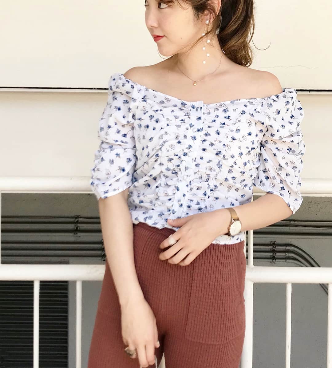 mina hinokuchiさんのインスタグラム写真 - (mina hinokuchiInstagram)「. もうすぐ入荷のおカワなブラウス♡♡ シャーリングでクシュっとなる感じも、パフスリーブ⇔オフショルになるのも、透け感のある花柄なのも全部可愛いーっ❣️❣️ ドット柄もあるから2つ欲しいな☀︎ . そして私が持ってる水着のオーダー特典で大人気だったクリアバッグ！♡ なんと！明後日オープンの【ペリエ千葉店】にて｟水着購入の方に限定でプレゼント》しちゃいます👙 本当に可愛いから皆さんにgetしてほしい、、♡ そしてオープン初日6/28、実は私も千葉に出勤します！！沢山の方にお会いできるのを楽しみにしております💕 . #whoswhochico #salonbychico #mina_chicode #salonbychico_yokohama」6月26日 16時57分 - miiinah