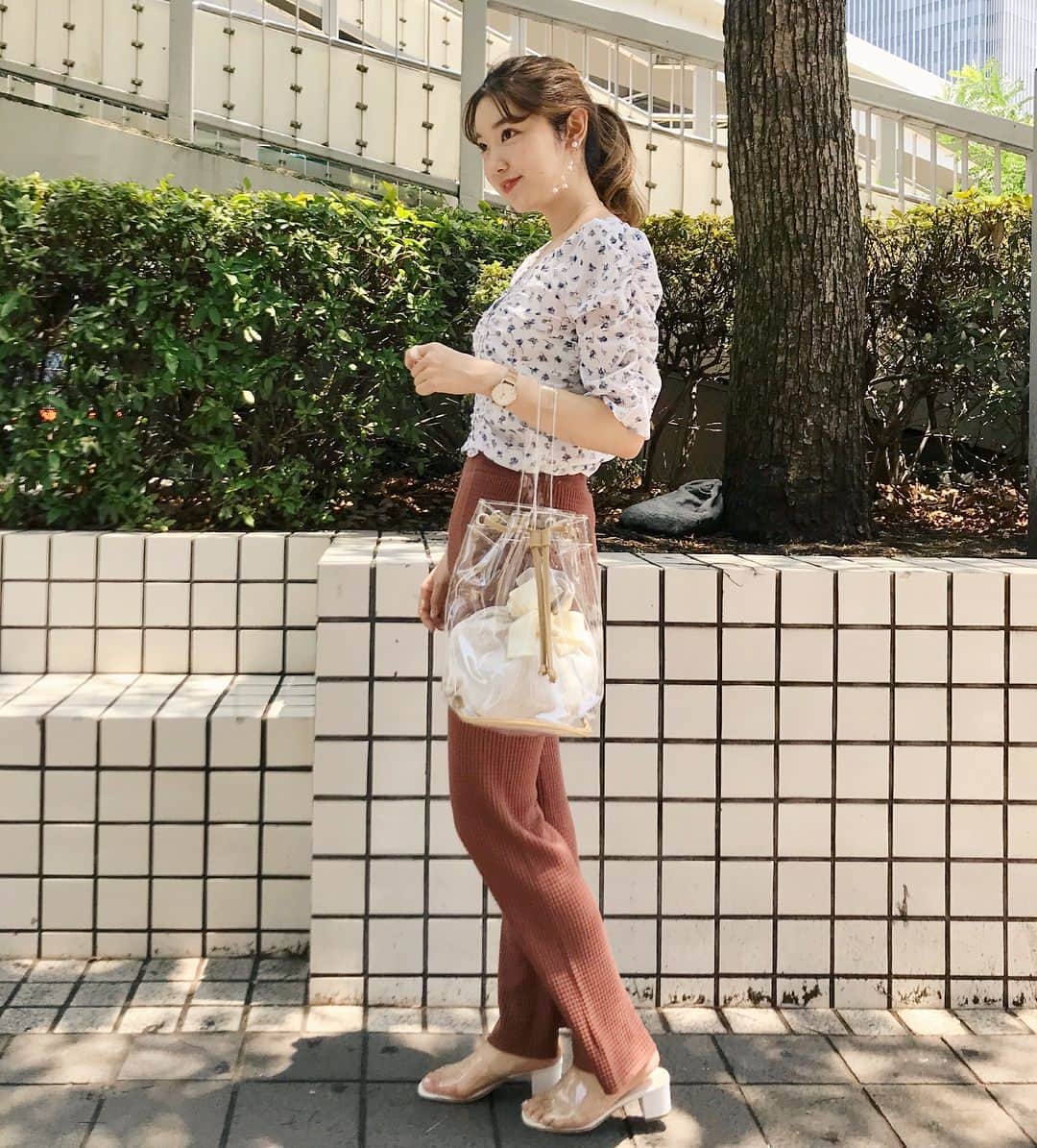 のインスタグラム：「. もうすぐ入荷のおカワなブラウス♡♡ シャーリングでクシュっとなる感じも、パフスリーブ⇔オフショルになるのも、透け感のある花柄なのも全部可愛いーっ❣️❣️ ドット柄もあるから2つ欲しいな☀︎ . そして私が持ってる水着のオーダー特典で大人気だったクリアバッグ！♡ なんと！明後日オープンの【ペリエ千葉店】にて｟水着購入の方に限定でプレゼント》しちゃいます👙 本当に可愛いから皆さんにgetしてほしい、、♡ そしてオープン初日6/28、実は私も千葉に出勤します！！沢山の方にお会いできるのを楽しみにしております💕 . #whoswhochico #salonbychico #mina_chicode #salonbychico_yokohama」