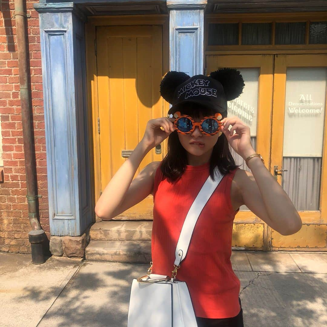 吉川愛さんのインスタグラム写真 - (吉川愛Instagram)「☺︎ yesterday!! in disney sea🌍🐭((またか 沢山乗れタァ〜 あっつかったから、キャップとサングラス。 ものすごいオレンジ色の人ですね。 ドキンちゃんカラーですね😘 友達うつってるから写真載せれないけど 1番だいっっっすきなプルートたんと ドナルドとも写真撮れたの。 沢山幸せもらっし、 パワーもらったから、頑張れる！ 頑張るぞぉ！🏃🏻‍♀️」6月26日 19時51分 - ai_yoshikawa_official