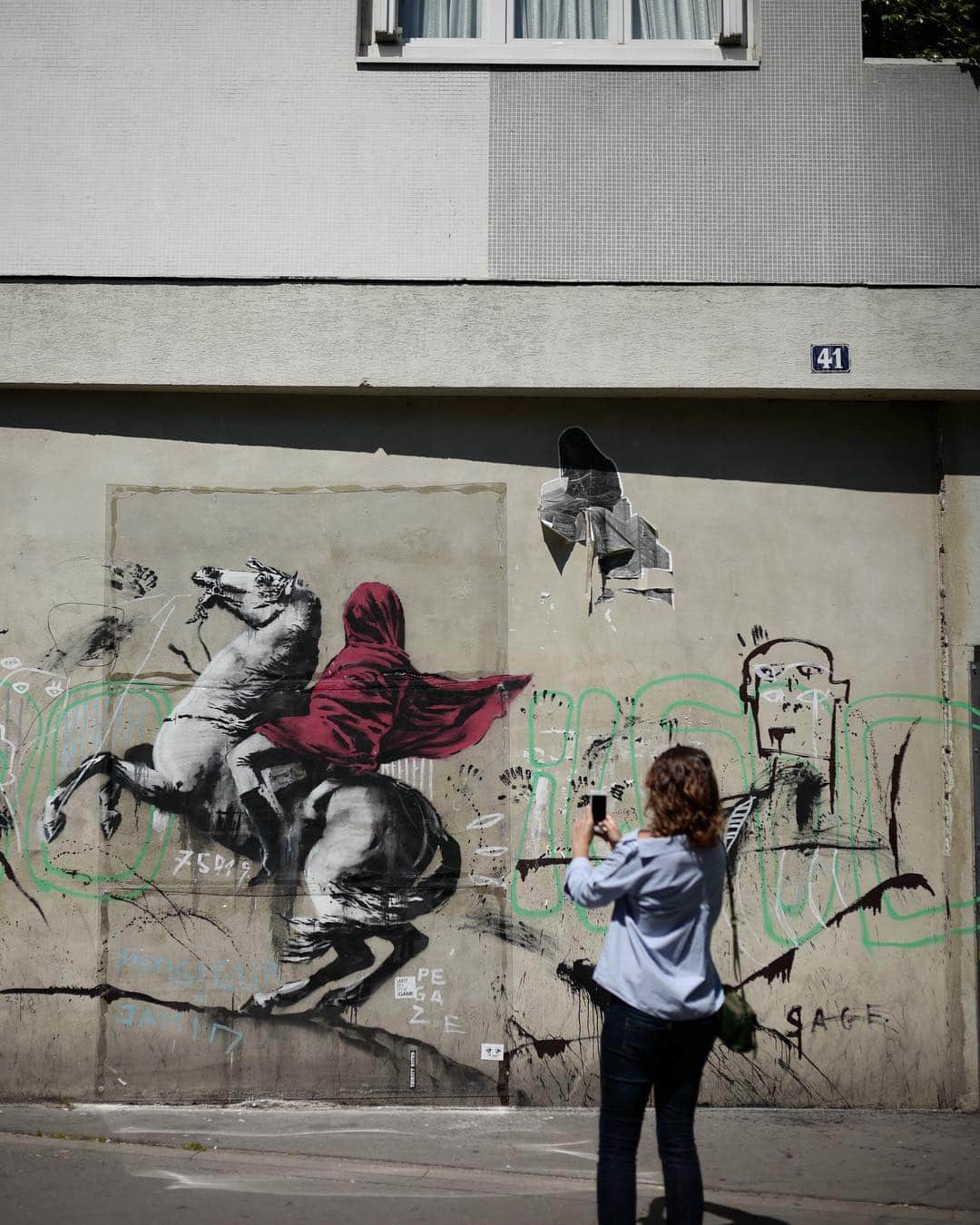 石川涼のインスタグラム：「昨日 @banksy がパリに新たなアートを残していったという記事を見て早速散策。夜中にパリ北部に探しに行ったんだけど危ない区域だったみたいで五分で帰ってきた。最終日みんなのインスタをタグ検索サーフィンしていくつか発見。  at 41 Avenue de Flandre, 75019 Paris  #banksy#paris#leica#leicasl #leicacamera#leicacamerafrance」