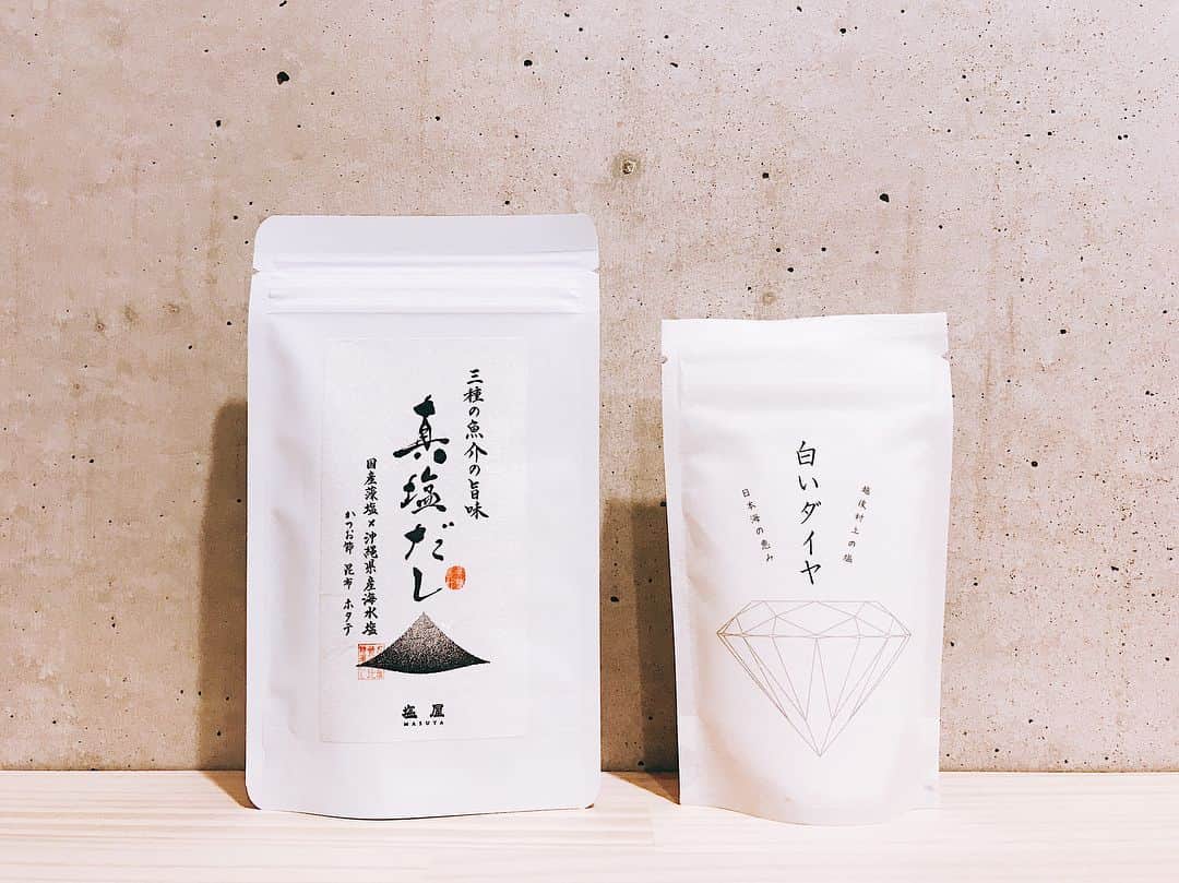 のインスタグラム：「. . 白いダイヤ(お塩)がとても良くて、はやく真塩だしも使ってみたい😊🎉 . お土産で調味料を貰うことが増えてとても嬉しい🙇‍♀️👏 . . 写真二枚目のねこんぶだしは本当に美味しくて大活躍🤤 . 手の込んだ料理なんてしないから、調味料と素材に助けてもらいます(笑) . . . #photography #麻布十番 #塩専門店 #塩屋まーすやー #真塩だし #白いダイヤ #房総 #道の駅 #うまくたの里 #ねこんぶだし #燻製醤油 #調味料 #料理」