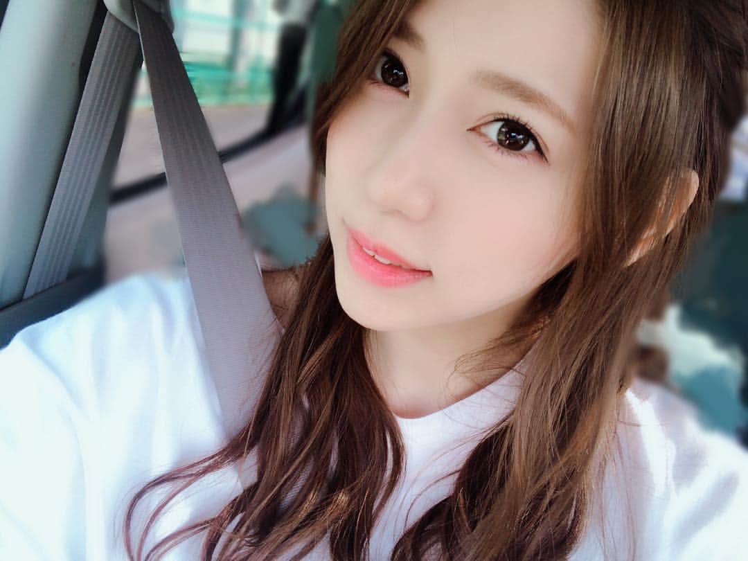 茂木忍のインスタグラム：「🚙💨 #今日暑かった #髪型かわいいけど #全然見えない」