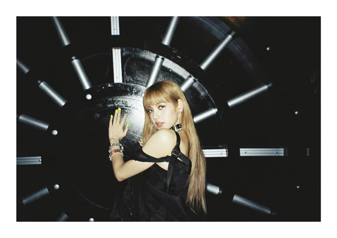 リサさんのインスタグラム写真 - (リサInstagram)「#BLACKPINK#LISA#블랙핑크#리사#DDUDUDDUDU#뚜두뚜두 🖤🔫🔫🔫」6月26日 21時37分 - lalalalisa_m