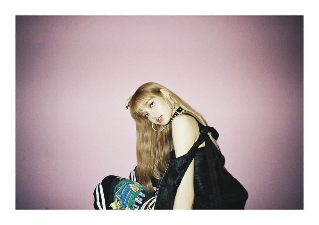 リサさんのインスタグラム写真 - (リサInstagram)「#BLACKPINK#LISA#블랙핑크#리사#DDUDUDDUDU#뚜두뚜두 🖤🔫🔫🔫」6月26日 21時37分 - lalalalisa_m