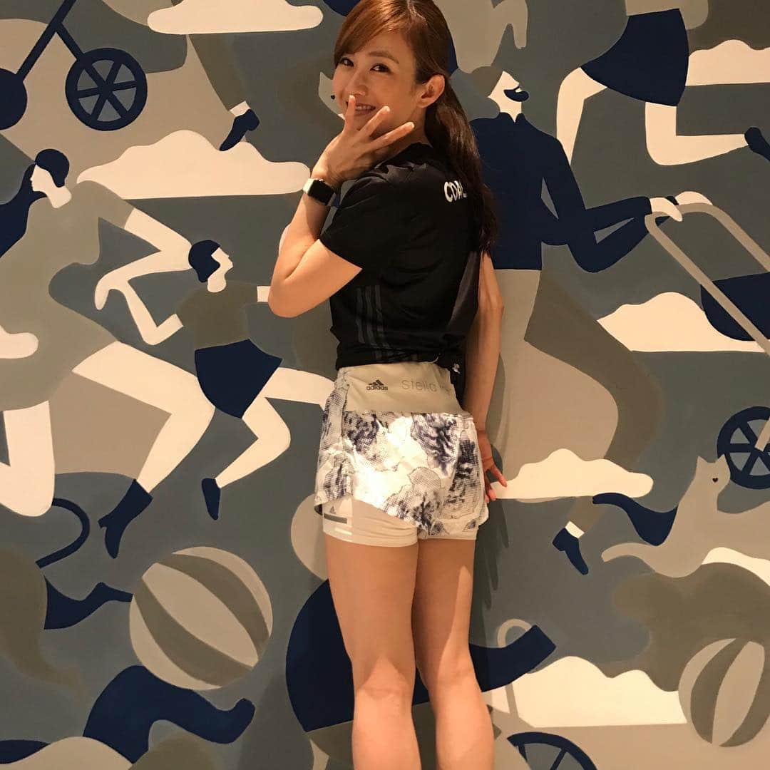 のインスタグラム：「Today’s ARsession 1000m×5-6...🏃‍♀️🏃‍♂️🏃🏻‍♀️🏃🏻‍♂️🏃🏿‍♂️💦💦💦 午前中、小学生と校庭でかけっこ教室🧒🏻👧🏻 からの夜はおとなとかけっこ👨🏻👩🏻...笑える。 今日もスポンジの頭でたくさん吸収しました😊 そして走って忘れる！笑 そんな毎日の繰り返し。 ご参加ありがとうございます😊💜 ・ #adidasrunners #adidasrunnerstokyo #runfortheoceans #intervaltraining #likewall #tired 😅#imprerialpalace」