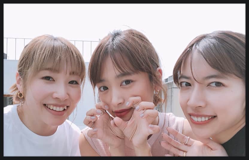 近藤千尋のインスタグラム：「大好きな2人に会えた日👩‍❤️‍👩 わたしボッサボサだけど。笑🙄 せめてもの、コンシーラーとリップ💄 ネイルはシアーなお色🕊 このリップは @narsissist  の #9497番 💋」