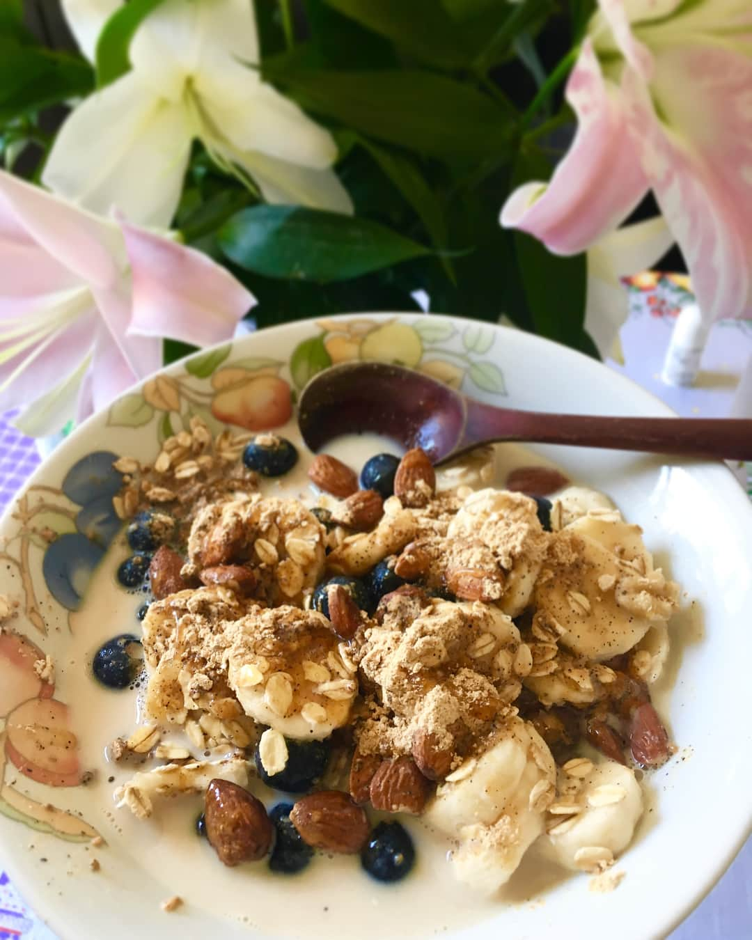 兼田カロリナのインスタグラム：「子供の頃から一番好きなMealは #あさごはん #😍 #breakfastlover #breakfast #banana #bluberries #oats #honey #soymilk #kinako #almond」