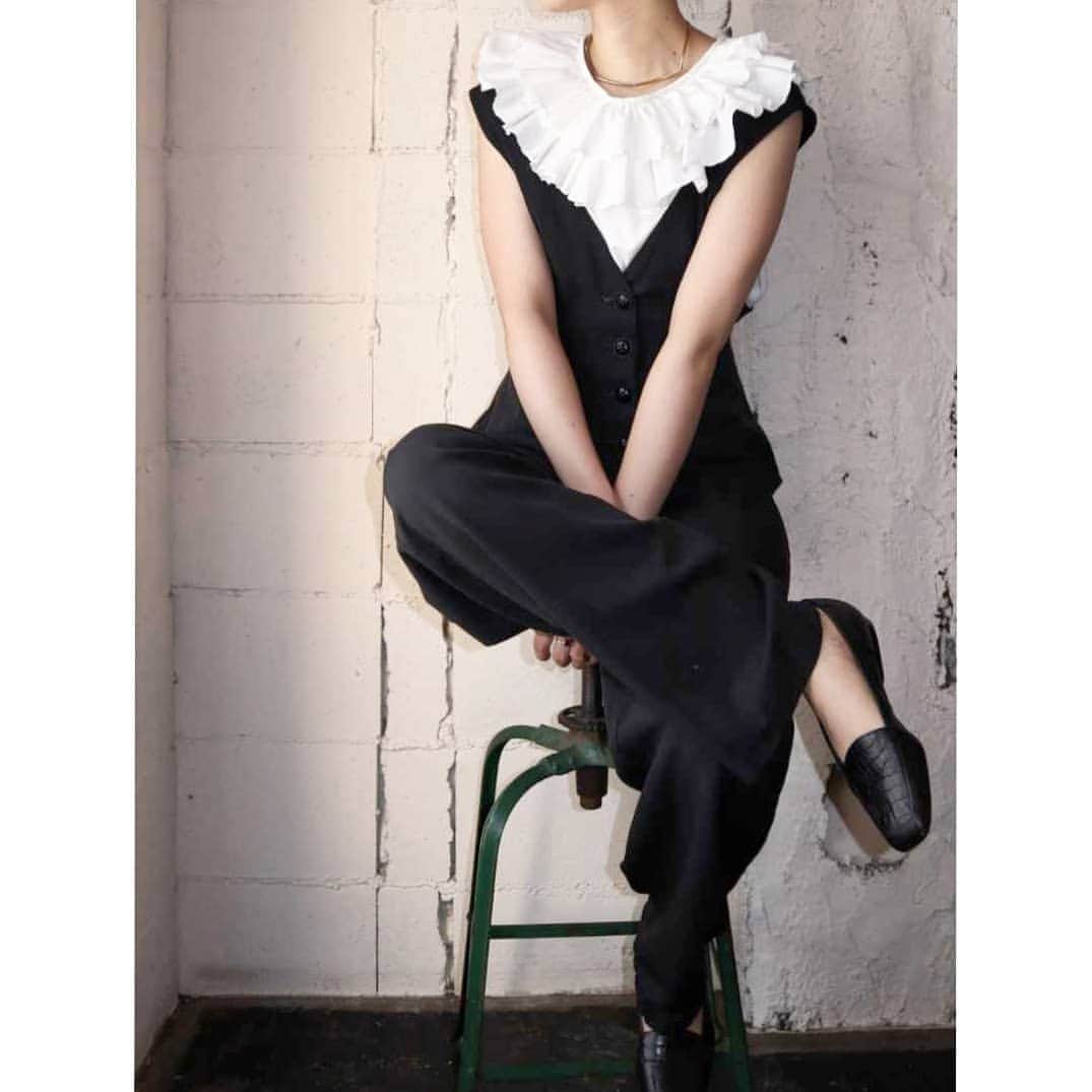 吉祥寺 古着屋 Orfeoのインスタグラム：「All In One × Frilled Blouse  #Orfeo #Kichijoji #Tokyo #vintage #used #fashion #ladiesvintage #allinone #salopette #coodinate #outfits #オルフェオ #吉祥寺 #東京 #古着 #ヴィンテージ #ユーズド #ファッション #レディース古着 #オールインワン #サロペット #コーディネート」