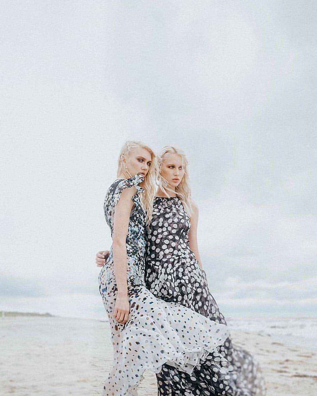 のインスタグラム：「Spring Summer 2018 #carmenmarcvalvo Model : @olga_kuz_ (@statemgmt) & @iammilenagarbo (@silentmodelsny)  Photo: @vanktr Hair: @mideyahparkerhair Makeup: @vanmakeupartistry Stylist: @mickeyboooom  #carmenmarcvalvo」