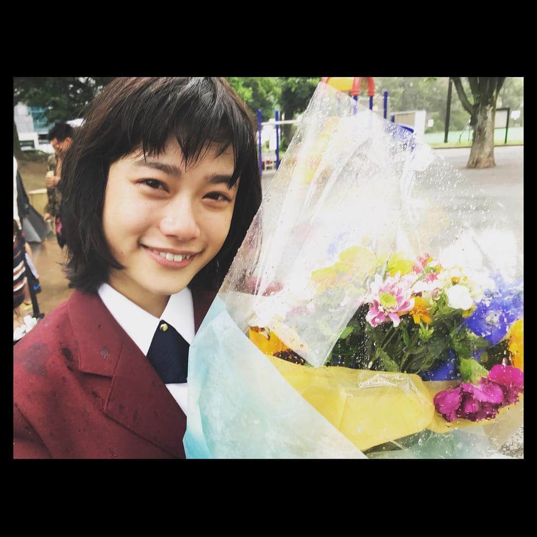 杉咲花のインスタグラム：「みなさま 今までドラマをみてくれてありがとう。 音さんに出会えて、 花晴れのみんなに出会えて、 花晴れを見て応援してくれるみんなに出会えて、 私は幸せです。  アップは寂しくていっぱい泣いちゃったけど、 最後まで、 なんとか音さんを演じきることができて ほっとしました。 ほんとに難しかった！ 悩んだ！何度も情けなくもなった！ 音さんに、私自身もいろんな気持ちをもらいました。 音さん今までありがとう。  全部だいすき。全部宝物です。  これからもがんばる。がんばります。」