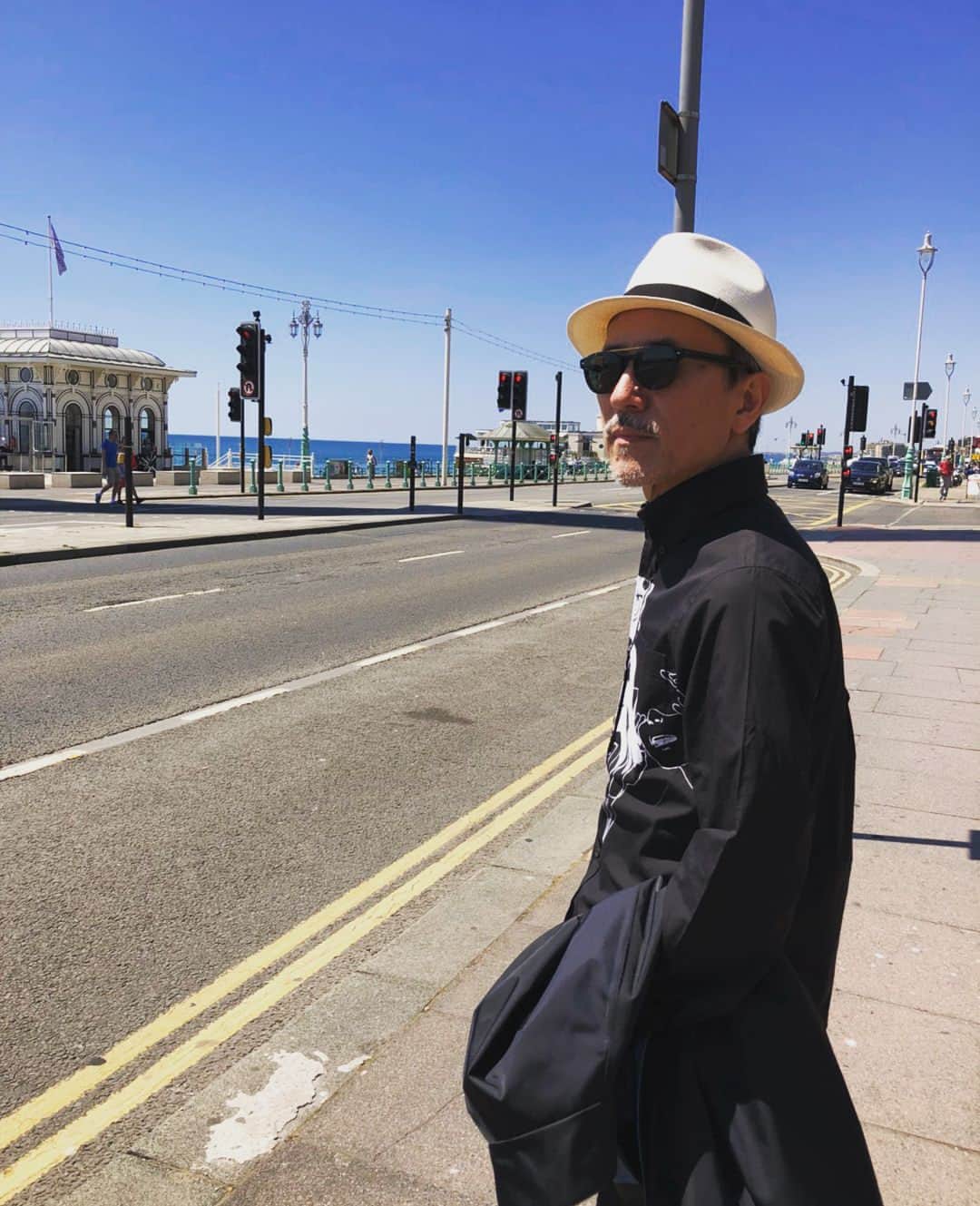高橋幸宏さんのインスタグラム写真 - (高橋幸宏Instagram)「Brightonは天気最高！ 散歩して戻ったら、ホテルの部屋のサーディンにプレゼントがあった。 さすがイギリス、、、 #uk  #england🇬🇧 #大人でも#ぬいぐるみ大好き」6月26日 23時22分 - room66_yukihiro