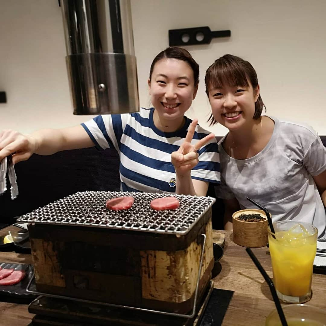 奥原希望さんのインスタグラム写真 - (奥原希望Instagram)「I'm happy to have won to Chen Yufei. I was looking forward to playing her. Because her world rank is 5th. We made a high level really. Tired but enjoyed. Tomorrow I don't have match. So I enjoyed dinner with Arisa. I like Ox tongue👅  今シードから外れているため、初戦から世界ランキング5位と厳しい組み合わせでした。でも世界トップ選手とやるのはとても楽しいので、ワクワクしていました(^^) 1ゲーム目は、風の関係で若干のコントロールミスでやられてしまいましたが、2.3ゲームと修正して勝ちました！ 明日は試合がないため、後輩の有紗と焼肉行ってパワーチャージしてきました♡大好きな牛タンも😋 . . #malaysiaopen2018 #badminton #firstround #nozomiokuhara」6月26日 23時49分 - okuharanozomi