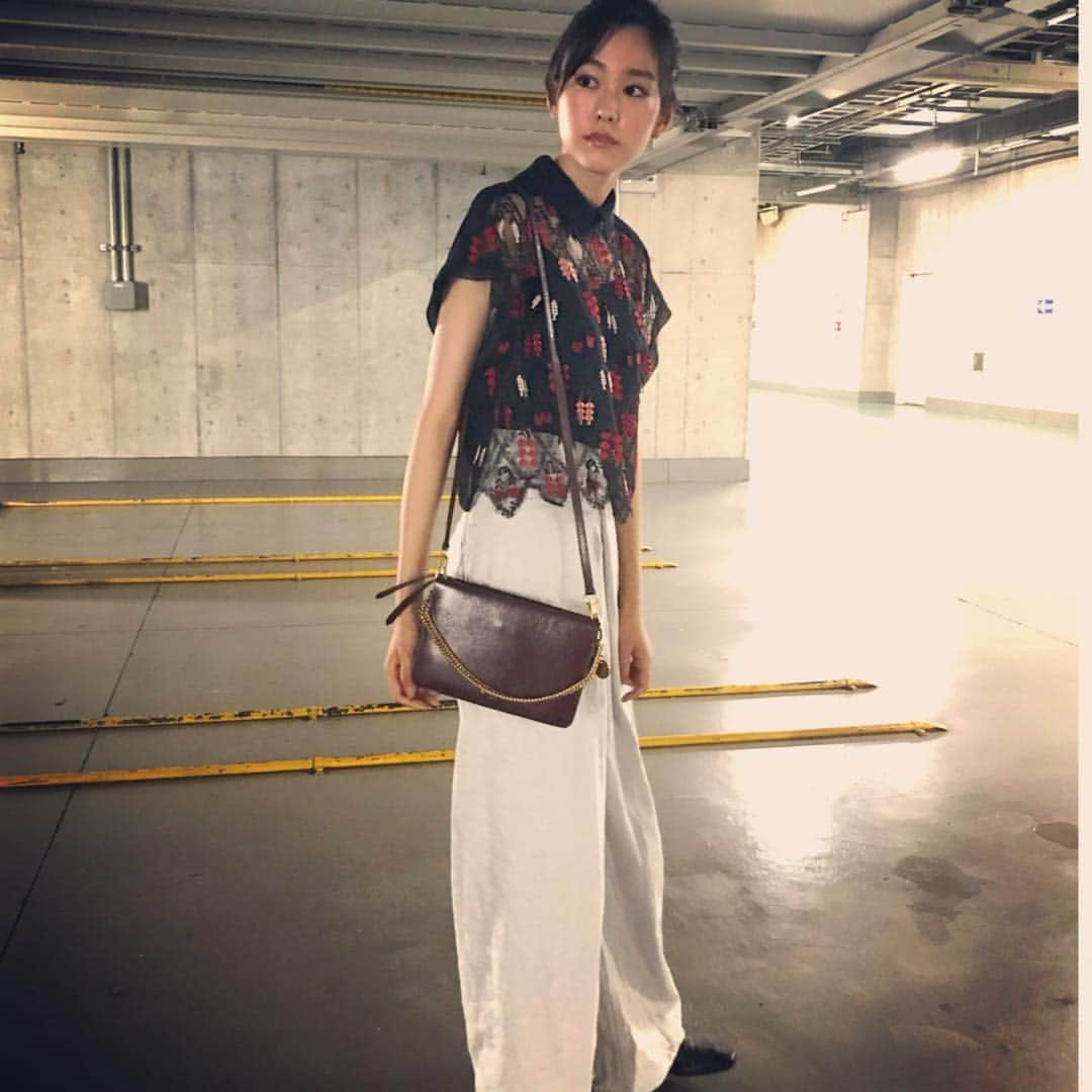 桐谷美玲さんのインスタグラム写真 - (桐谷美玲Instagram)「私服🙋‍♀ @lokitho_tokyo の👚 @johnlawrencesullivan_official の👖 @givenchyofficial のCROSS 3の👜  #givenchy #GivenchyBag #LOKITHO#johnlawrencesullivan」6月27日 12時34分 - mirei_kiritani_