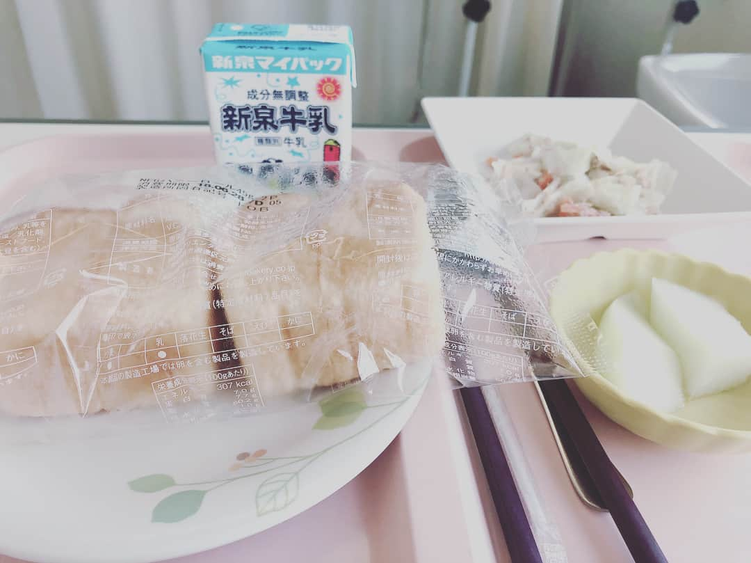 小裏奈美のインスタグラム：「6/26のごはん❤️ 胃が痛くて夜ご飯ほとんど残しました〜(×∀︎×๑ ) 点滴が強くて胃が荒れるらしい˘•ω•˘ ).｡oஇ いやん ---------- #小裏奈美 #タレント #モデル #ライブ配信 #生配信 #ライバー #配信者 #個撮モデル #カメラマンさんと繋がりたい  #カメラマンと繋がりたい#カメラマン募集中  #ファインダー越しの私の世界  #ファインダー越しの世界 #ポートレート #ポートレートモデル #大阪 #関西 #自分発信クリエイター #撮影しま専科 #丸顔の救世主 #作品撮りカメラマン募集中 #撮影依頼募集中 #フォローミー #thisisme #memelive #入院中 #入院なう #病院食 #入院」