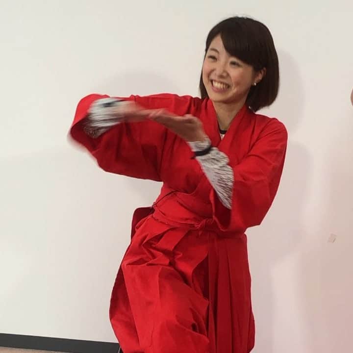 ytv女子アナ向上委員会のインスタグラム：「今夜のギューン↑のひとコマ❤️ 黒木アナ、実はこれやりながら心が折れてます😜🤣😁 なんででしょーか？w  今日のギューン↑は、バカかわいい&オモチロイがてんこ盛りですっ！  ytv.co.jp/announce/kojo/  #ギューン #ytv #読売テレビ #黒木千晶 #心が折れそう #なんでかなー #バカかわいい」