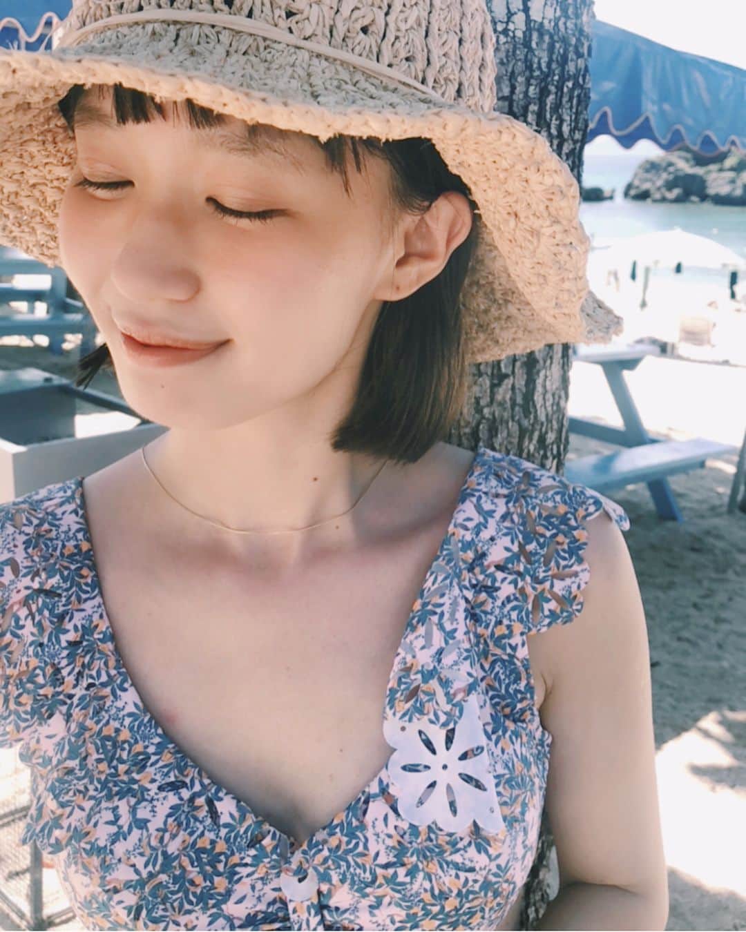 柴田紗希さんのインスタグラム写真 - (柴田紗希Instagram)「おはようさん沖縄さん☀︎ 昨日の水着👙 伊計ビーチでは @flower_web の水着を着たよ初おろし♡ 薄いパープルが可愛らしさ倍増！ 肩の部分のひらひらもありがたいさぁ 下はドット柄としても着れるのが嬉しいんだ☺️☺️☺️ 今日は離島へ行きます！ 海を堪能して参る🙏🏻✨ #沖縄旅行 #しば旅  #水着 #flower #ネックレス新調したPLUIEさん #むぎ藁帽子はカオリノモリコラボ」6月27日 8時38分 - shibasaaki