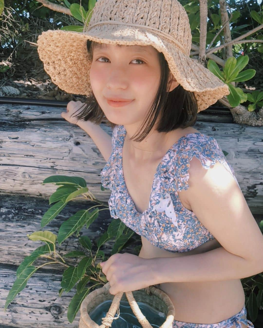 柴田紗希さんのインスタグラム写真 - (柴田紗希Instagram)「おはようさん沖縄さん☀︎ 昨日の水着👙 伊計ビーチでは @flower_web の水着を着たよ初おろし♡ 薄いパープルが可愛らしさ倍増！ 肩の部分のひらひらもありがたいさぁ 下はドット柄としても着れるのが嬉しいんだ☺️☺️☺️ 今日は離島へ行きます！ 海を堪能して参る🙏🏻✨ #沖縄旅行 #しば旅  #水着 #flower #ネックレス新調したPLUIEさん #むぎ藁帽子はカオリノモリコラボ」6月27日 8時38分 - shibasaaki