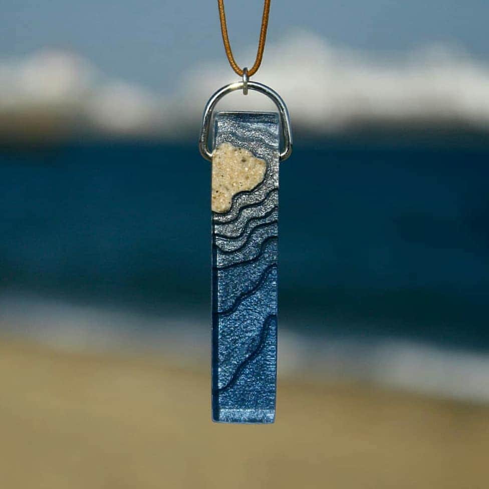 Britta Boeckmannのインスタグラム：「This is the Islet pendant 🏝 one of our 13 new designs available on BoldB.com.au  #boldb #pendant #necklacd #jewelry #jewellery #beach #beachy #sun #ocean #sea #water #strand #sonne #jewelrydesign #australia #melbourne」