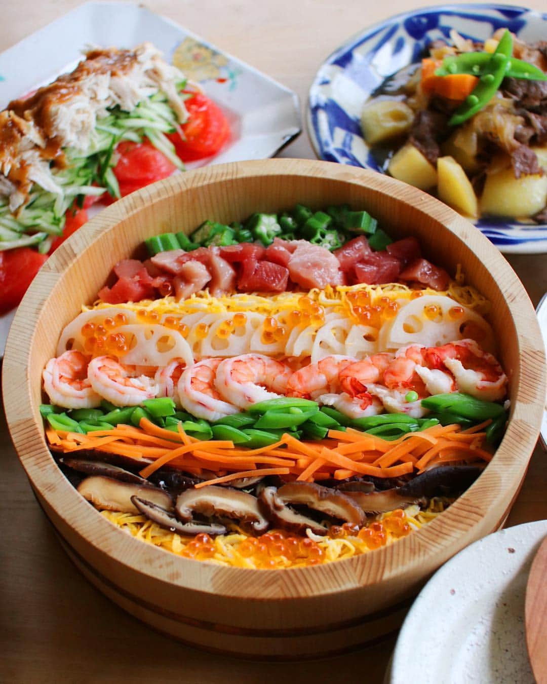 イオンさんのインスタグラム写真 - (イオンInstagram)「6月27日は、ちらし寿司の日。今日は海鮮や野菜、錦糸卵をカラフルなストライプ状に並べてみました！ 華やかな料理は、お祝いやおもてなしにもぴったり。もちろん家族団らんの食卓にも♪ ・ ・ ・ #ちらし寿司の日 #ちらし寿司 #寿司 #ちらしずし #ストライプ #寿司桶 #和食 #海鮮 #海老 #マグロ #いくら #錦糸卵 #野菜 #酢飯 #おうちごはん #家族団欒 #寿司パーティー #おもてなし料理 #美味しい #デリスタグラマー #クッキングラム #寿司スタグラム #美味しい #chirashizushi #sushi #instafood #イオン #AEON」6月27日 10時00分 - aeon_japan