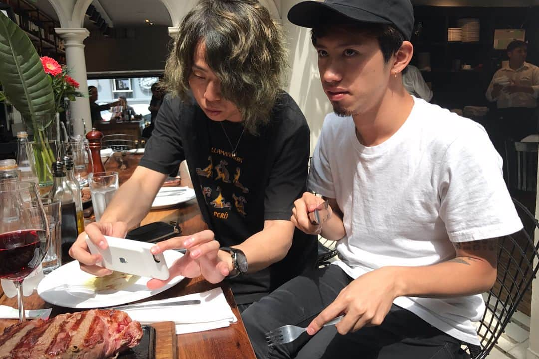 Ryota さんのインスタグラム写真 - (Ryota Instagram)「とも君31歳の誕生日おめでとう🎂🎊 あっという間に30→31歳やな。笑 20代の頃から『俺は30超えても中身は何も変わらん気がする』って言ってたけどほんまに変わってないな😂 激優しい兄ちゃん、肉大好き、アクティブ、ドラム最高🥁 40代になっても中身はそのままでね！ これから先も楽器隊しっかりと引っ張ってってください😎」6月27日 10時47分 - ryota_0809