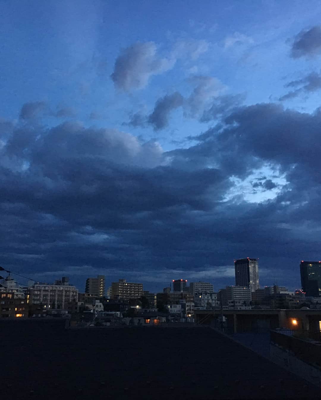 石田ゆり子さんのインスタグラム写真 - (石田ゆり子Instagram)「夜明けの空。 まるで海の中に居るみたい。 わたしは空が好きで そして 青という色がほんとうに好きだ。 綺麗だったなぁ。」6月27日 10時35分 - yuriyuri1003