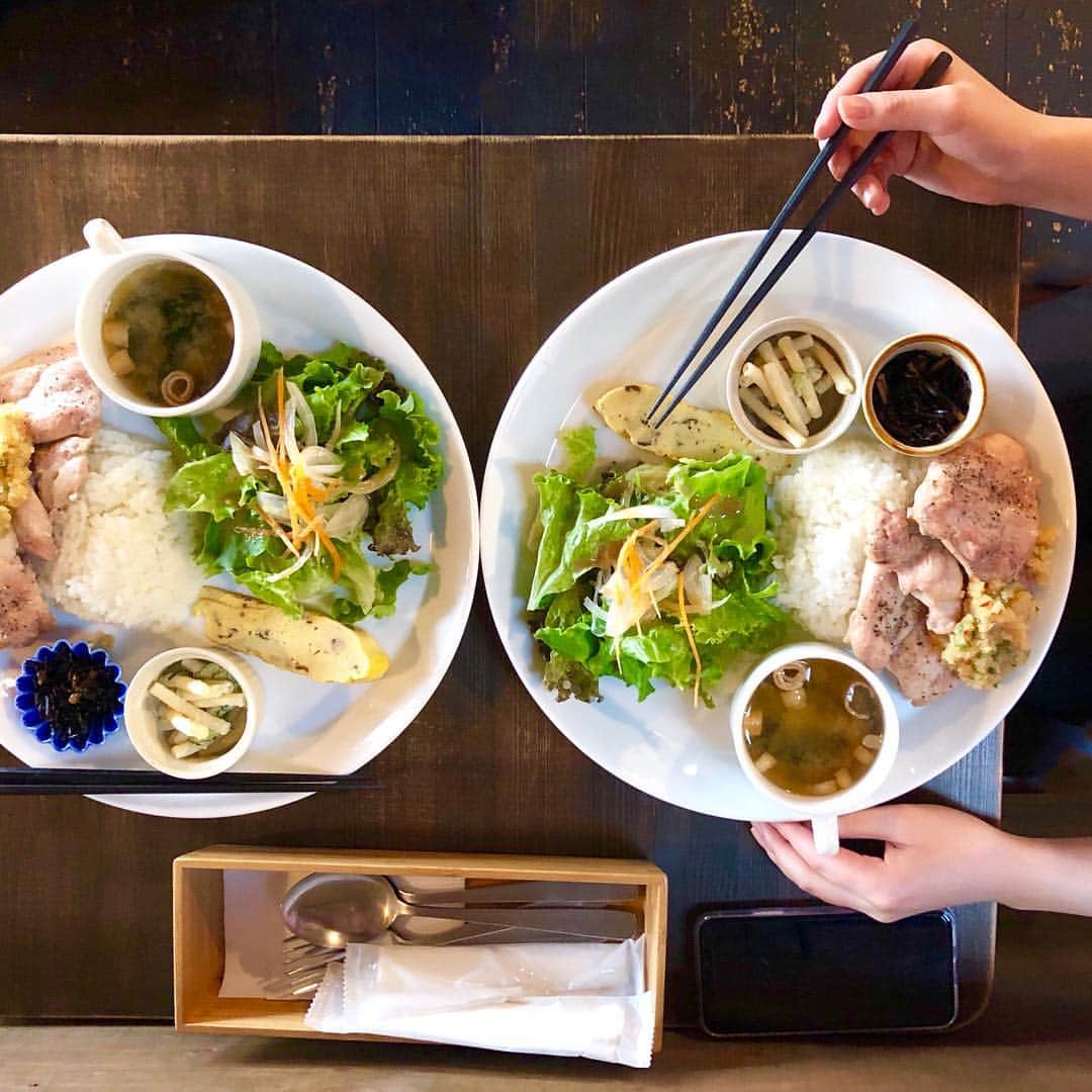 旦那マネジメントのインスタグラム：「. 最近は外食をする際も必ず野菜をプラスするようにしています✨ ワンプレートでサラダもついているのは嬉しいです😊 今日は サラサ麩屋町Pausa の ランチを頂きました！🍴 麩屋町三条を少し上がったところにある、 緑色が印象的な山小屋風のお店です🌲 店名の『パウサ＝PAUSA』はイタリア語で休憩・休息の意味で、その名の通り忙しい合間や休みの日など『ほっと一息』つきたい方の為の場所です☺️ . ✨✨5/28~6/30 フォローキャンペーン開催中✨✨ . 期間中に　@danna_maagement　を フォローいただいた方の中から、10名様へ、 【スカルプ】シャンプー＆コンディショナー＋ 【スカルプDボーテ】シャンプー＋コンディショナー　 計4本　￥15,600円相当を抽選でプレゼント🎁 . 詳しくはプロフィールよりHPをご覧ください💁‍♀️ #旦那マネジメント  #カフェ巡り #カフェ#健康 #ランチ#おひるごはん  #スカルプD」