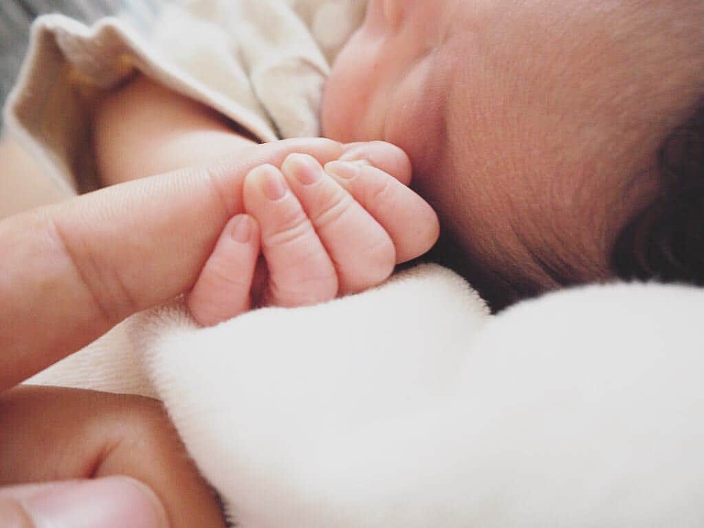 HALCALIのインスタグラム：「6/25 13:54 2966gの女の子を無事に出産しました♡陣痛開始から3時間17分のスピード出産で、母子ともに健康です💪🏼これからはむすめ共々よろしくお願いします🌈👨‍👩‍👧🌈 #37w4d」