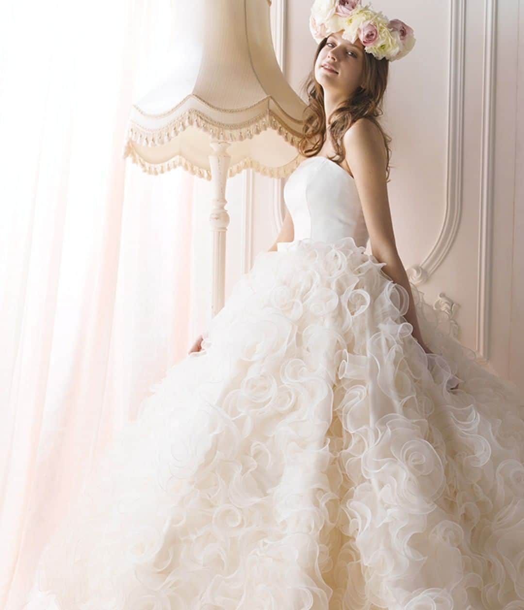 プリンセスブライダルフェアのインスタグラム：「. ┈┈┈┈┈┈┈┈┈┈┈┈┈┈┈┈┈┈┈┈┈┈┈┈ 👸『#プリンセスブライダル』『#憧れのプリンセス』の ハッシュタグをつけて写真をUPして、 あたなの理想の結婚式を教えてください♪ フェア参加で豪華グッズプレゼント🎁💛 ┈┈┈┈┈┈┈┈┈┈┈┈┈┈┈┈┈┈┈┈┈┈┈┈ 頭に大きな花の冠。バラのようなウエディングドレス💐 . . #プリンセスウェディングフェア#ディズニープリンセス#プリンセス#プリンセスライン#エスクリ#ウエディングドレス#花嫁#式場見学#記念日#挙式 #結婚式#ドレス試着#beautifuldress#ブライダルエステ#ブライダルヘア#ウェディング#ナチュラルウェディング#結婚準備#ウェディングヘア#人気#結婚サポート#ベル#ブライダルフェア#ディズニー好き#ウェディングドレス選び#記念日#ウェディング準備#2018夏婚」