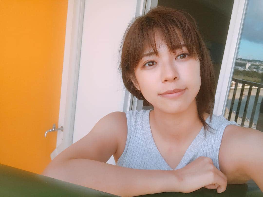 わちみなみのインスタグラム：「きたくぅ😄 . 久々の撮影での沖縄、たのしかったなあ。。。 .  ゼミ合宿で沖縄に行って、ほのときスコールに打たれた海の近くのホテルに泊まって、、時が経ったものだ〜としみじみしました。。 またがんばろっ😊 . #沖縄 #わちみなみ #撮影後 #塩でバサバサ 笑 #ぼさぼさ #shooting  #撮影 #海」