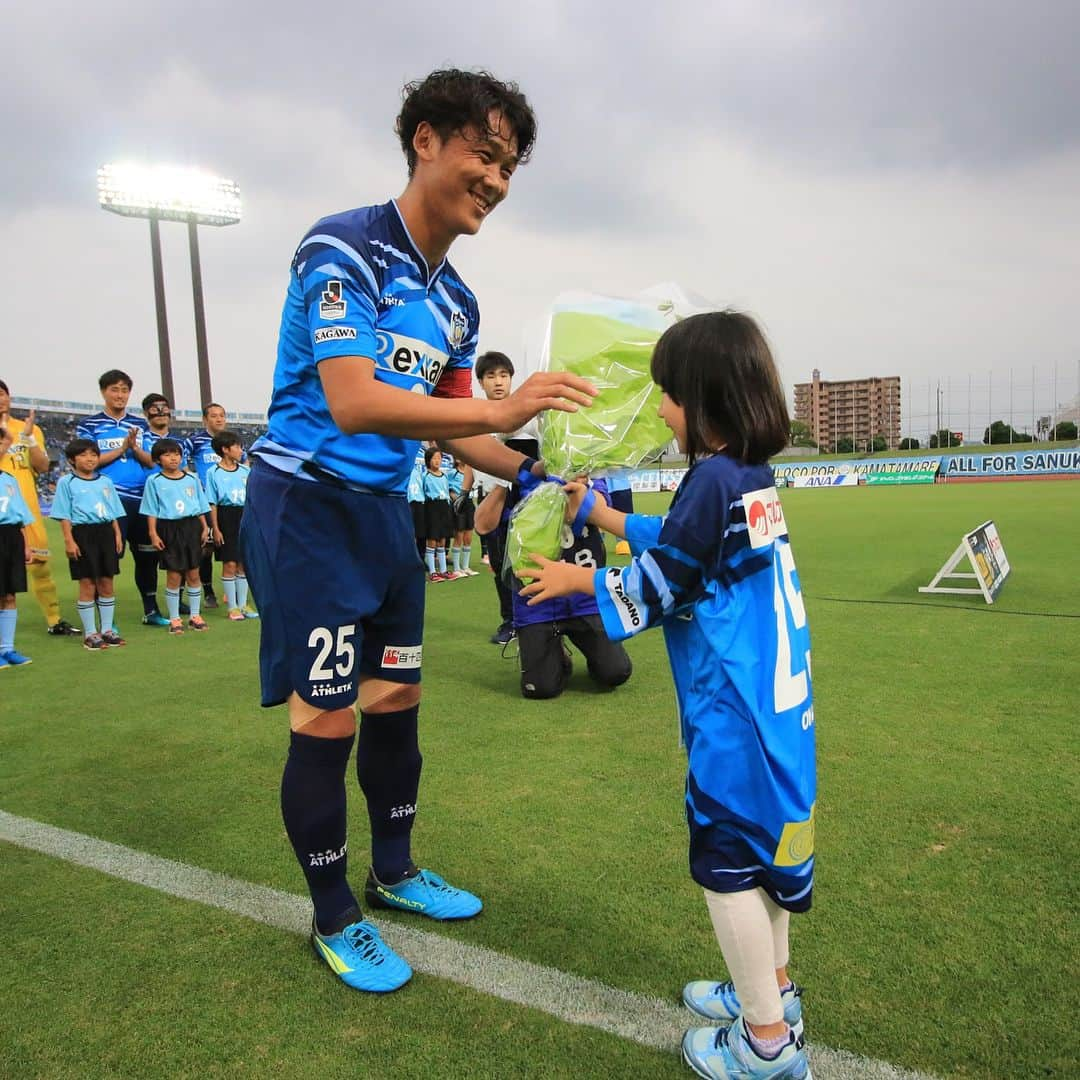 カマタマーレ讃岐さんのインスタグラム写真 - (カマタマーレ讃岐Instagram)「2018.06.23 vs #ファジアーノ岡山  #岡村和哉  J2 通算150試合出場達成セレモニー🎊🎊🎊 #kamatamare」6月27日 22時10分 - kamatama_kouhou