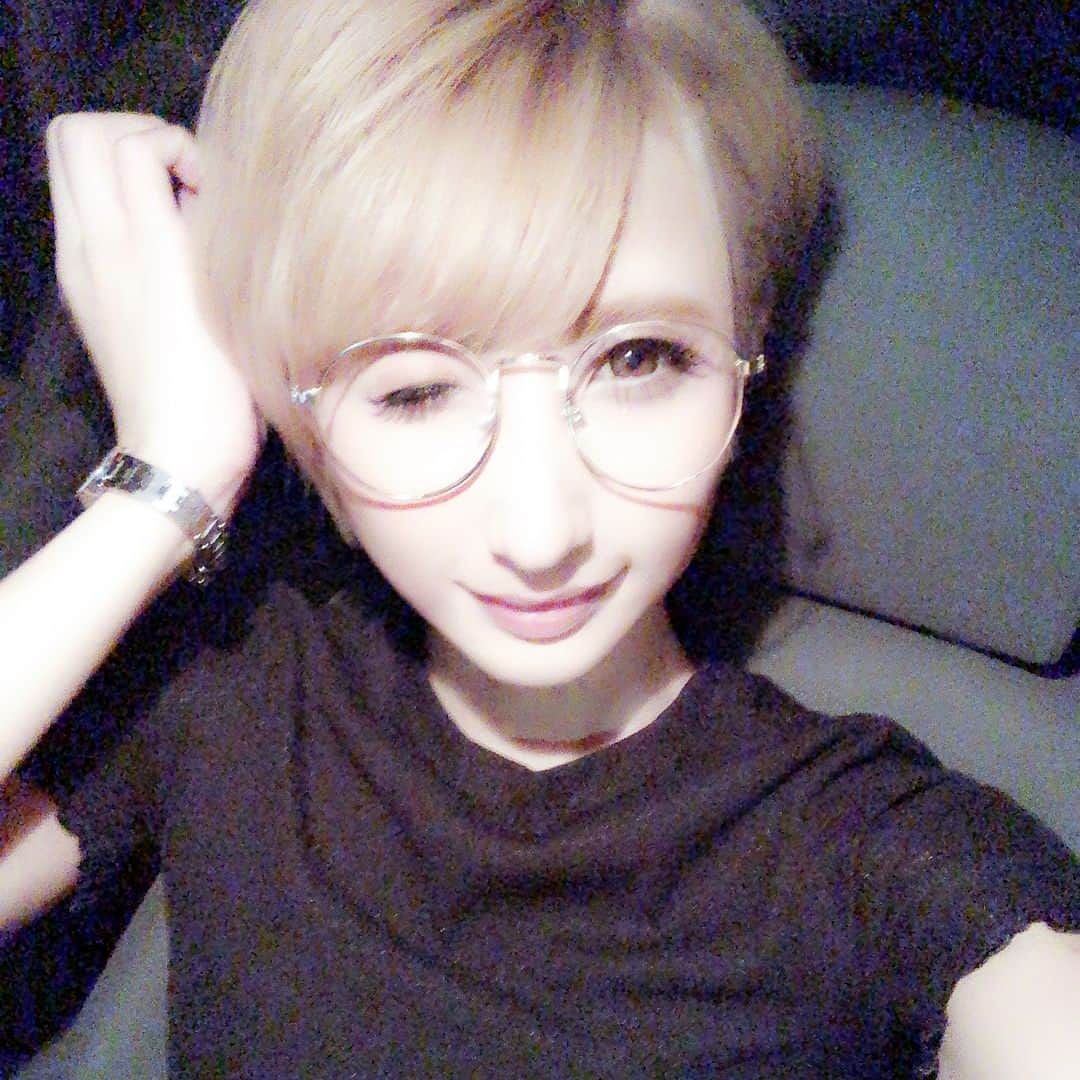 間宮葵のインスタグラム：「金髪始めました\(◡̈)/ * #金髪ショート #ハイトーンショート  #ショートカット」