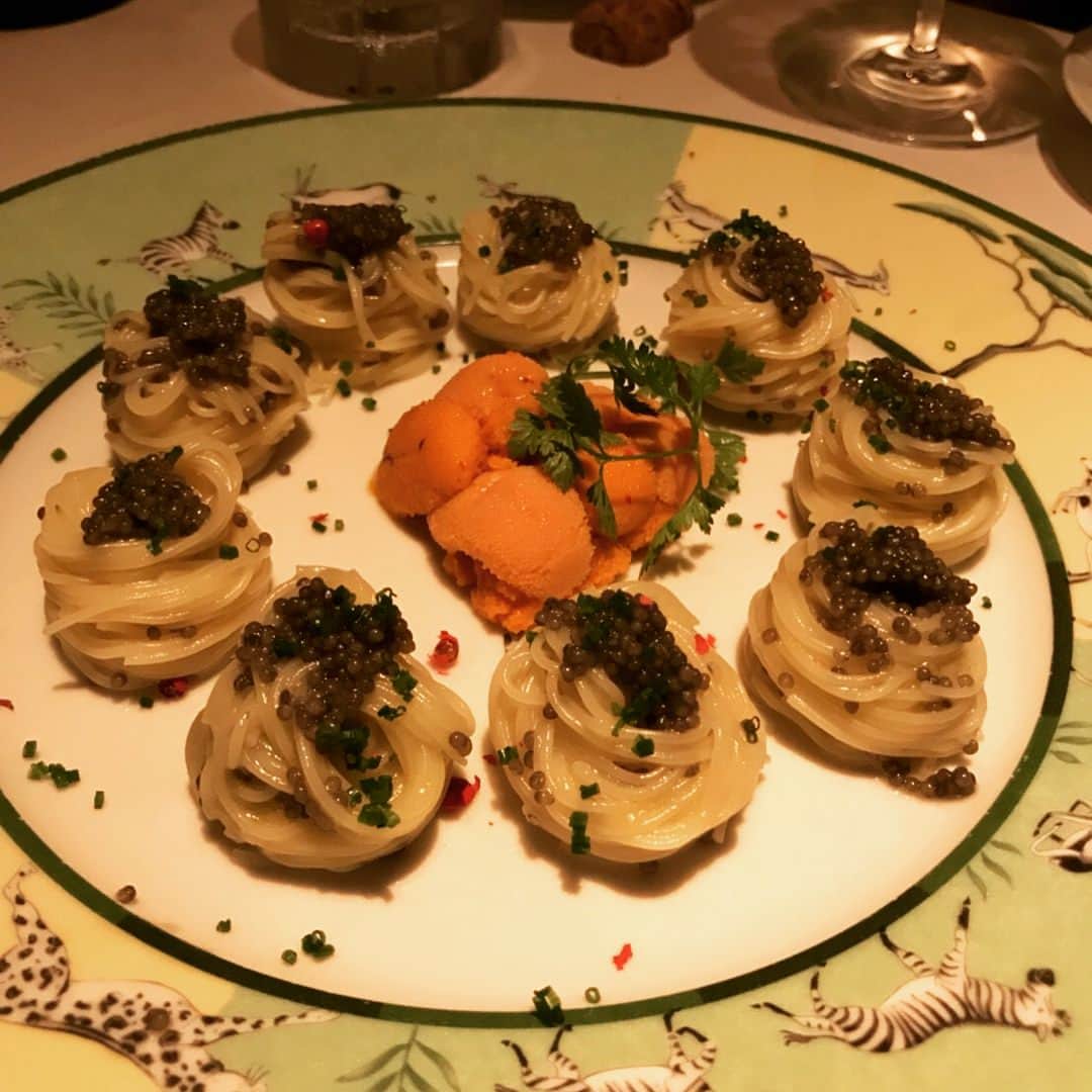 のインスタグラム：「【西麻布 TSUBAKI】 雰囲気は不思議な#ワインバー #料理#全部美味しい#うに#キャビア#パスタ#😩#もう食べたい#ホワイトアスパラ#生ハム#エスカルゴ#グラタン#牛ホホ肉赤ワイン煮#ラム#和牛#カルパッチョ#フルーツトマト#生牡蠣#イタリアン#🍷食べ歩き#東京グルメ#飲み歩き#tokyoeats#restaurant#italian#飲酒タグラム」