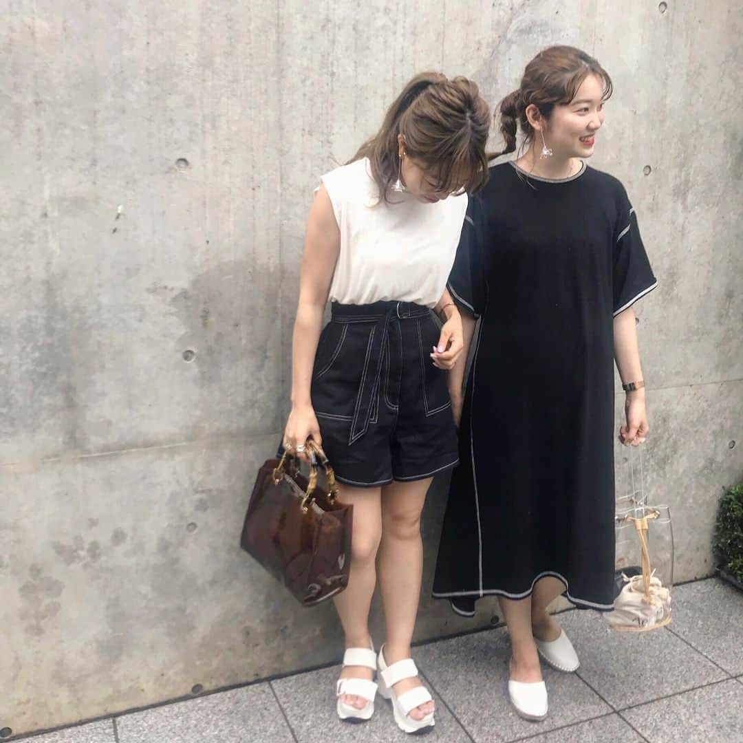 mina hinokuchiのインスタグラム：「. 打ち合わせ無しでいつも#リンクコーデ になるある日の#ちわみな code👭♡♡笑 この日はモノトーンが気分の2人でした💕 この日着てたステッチの Tワンピは最近1番着てる本お気に入りアイテム💕 カジュアルな素材だけど、モードに着こなせるのが本当に気分で可愛い♡ . 2枚目ら、研修の時に♪♪最近一緒になる事が多いあつこさんと📷✨ 美しすぎるあつこさん(@_atsuko12_ )のお顔＆スタイル(本人は自覚ありません！笑) カジュアル好きな方はあつこさんのインスタもチェックして下さい〜♡ . #whoswhochico #salonbychico #mina_chicode #salonbychico_yokohama」