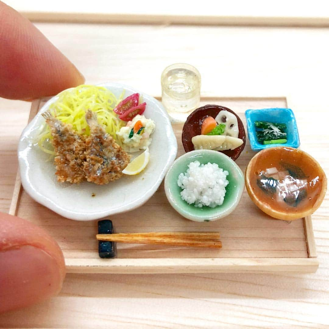 原千晶のインスタグラム：「ミニチュアフード！ アジフライ定食の完成ー！！ 小鉢は、野菜の煮しめと ほうれん草のおひたし。 わかめと豆腐のお味噌汁。 お碗は、ヒノキの棒から 頑張って削って作りました！ #ミニチュアフード  #アジフライ #本物じゃないよ」