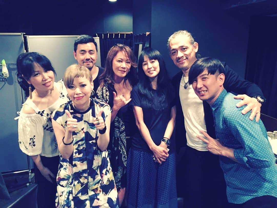 Shihoさんのインスタグラム写真 - (ShihoInstagram)「昨日はTOKU、宮本貴奈、鳥越啓介、トモ菅野というスペシャルメンバーで「アラフォーナイト」やってました。 年を取るって悪い事ばかりじゃないのです。 むしろ表現者たちにとっては年を取って経験をつまないとわからないことが沢山あります。 40代って普通に考えたら中年wだけど、30代の頃よりも楽しいかも。今になってやっとわかることもあるし。 音や歌の説得力って若い時はがんばっても出ないものなんだなあと改めて感じました。 まあまだまだヒヨコですが。 素晴らしいミュージシャンが周りにたくさんいてくれることに感謝。めっちゃ楽しかった！ 写真は観に来てくれたベーシストTokieさんと大黒摩季さん。摩季さん一緒に歌ってくれてありがとう！！ 会いに来てくださった皆様に感謝！！！ #friedprideshiho #Shiho #live #gig #目黒ブルースアレイ #TOKU #宮本貴奈 #鳥越啓介 #菅野知明 #アラフォーナイト #四捨五入制度はやめようってさ #jazz #music #ライブ #ジャズ #40代は楽しいです」6月27日 14時50分 - fried_pride_shiho