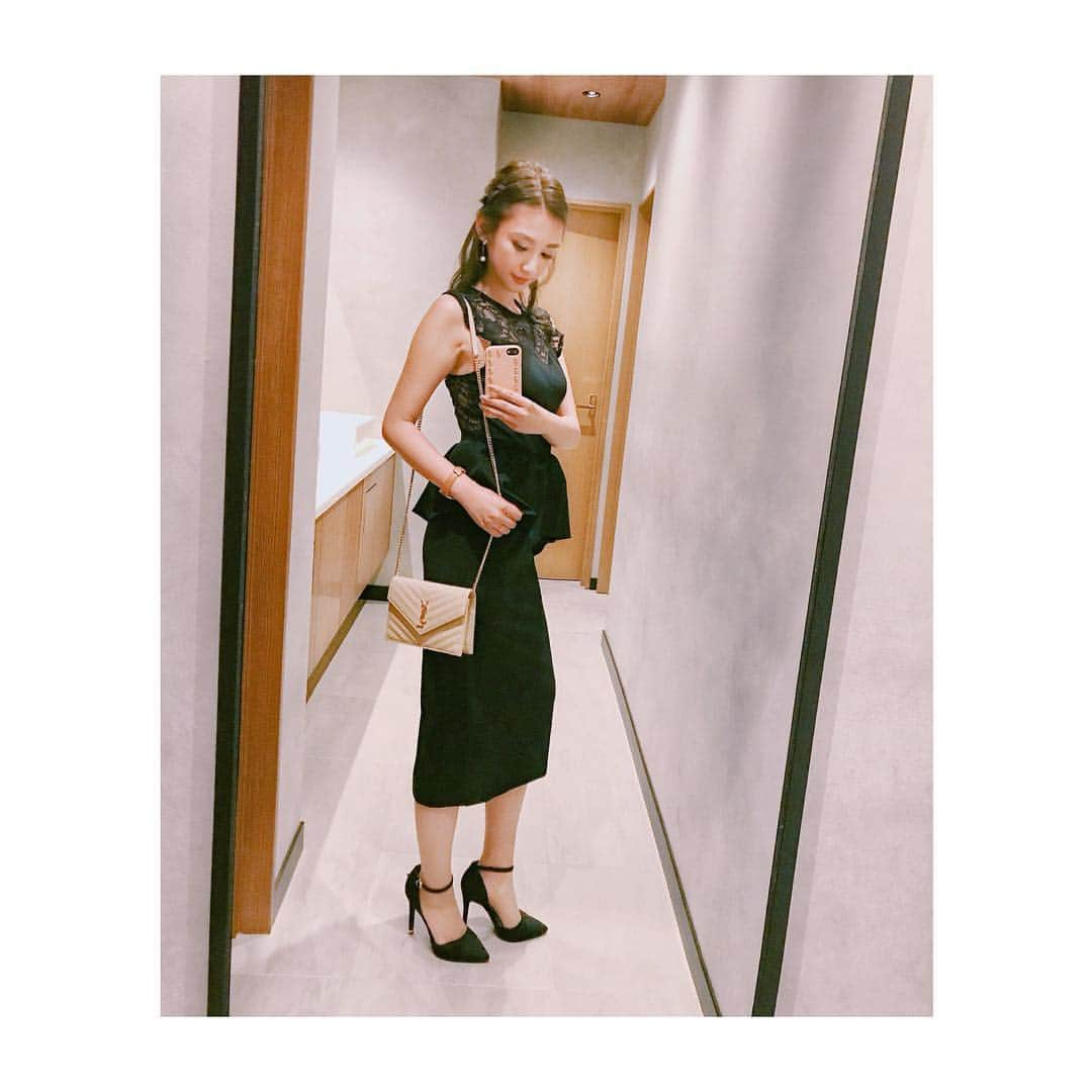 新井ニーニャさんのインスタグラム写真 - (新井ニーニャInstagram)「. . . #結婚式コーデ 💒💐 . #ONEPIECE / #asos @asos  #SHOES / #RandE #BAG / #ysl @ysl . 本当はカラードレスにしたかったんだけど、思いのほか良いものに巡り会えなかった〜〜😭❤️ 黒だけど、お気に入りのワンピースは、#エイソス のもの👗 . . . #結婚式 #結婚式お呼ばれ  #ドレス #結婚式参列 #披露宴コーデ  #結婚式っていいね #ヘアはハーフアップ #美容師の結婚式だから #どこも美容室お休みの日で #ヘアメイク頼めなかったから #自分でヘアメイクを #頑張りました #ムズカシイ #selfe #wedding #dress #dresscode #dresser #dressy #dressup #love #happy」6月27日 15時41分 - 22nina77